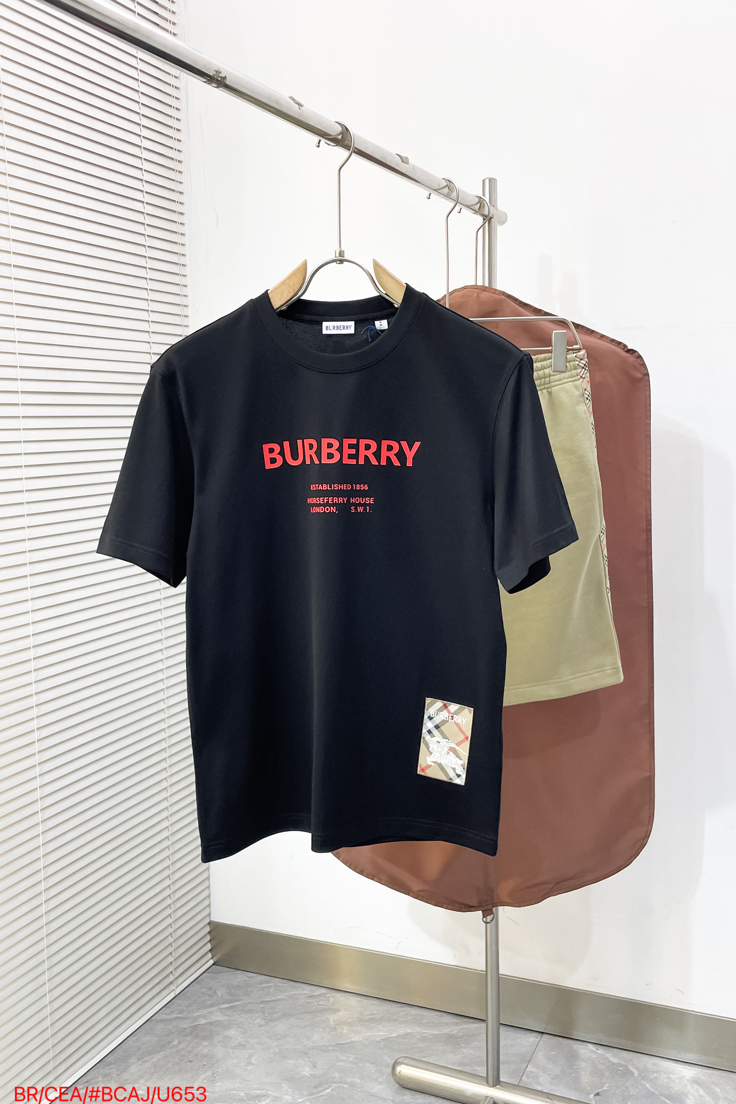 NO:841829,U653 Burberry BR, 2026 summer latest product, available at the same time, original order, fashionable and casual round neck short-sleeved T-shirt, imported original fabric, comfortable and breathable upper body, top-notch printing and embroidery crafts letter pattern decoration logo, extremely high grade, comfortable and versatile, handsome upper body, 2 colors recommended, size M-3XL complete three standards, burberry, burberry, T-shirt, tees, t-shirt,19860909U653 Burberry BR 巴宝莉,2026夏季最新品,同步有售,原单狠货,时尚休闲圆领短袖T恤,进口原版面料,上身舒适透气,顶级印花刺绣工艺字母图案装饰logo,档次极高,舒适百搭,上身帅气十足,2色推荐,码数M-3XL三标齐全,,burberry,burberry,T-shirt,tees，t-shirt,,Men's clothing