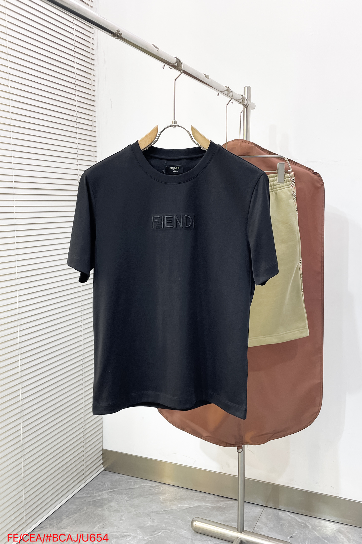 NO:841833,U654 FENDI Fendi, 2026 summer latest product, available at the same time, original order, fashionable and casual round neck short-sleeved T-shirt, imported original fabric, top embroidery crafts letter pattern logo, unique design, comfortable and breathable upper body, extremely high-grade, handsome upper body, 2 colors recommended, size M-3XL complete three standards,, fendi, fendi, T-shirt, tees, t-shirt,19860909U654 FENDI 芬迪,2026夏季最新品,同步有售,原单狠货,时尚休闲圆领短袖T恤,进口原版面料,顶级刺绣工艺字母图案logo,独特设计,上身舒适透气,档次极高,上身帅气十足,2色推荐,码数M-3XL三标齐全,,fendi,fendi,T-shirt,tees，t-shirt,,Men's clothing