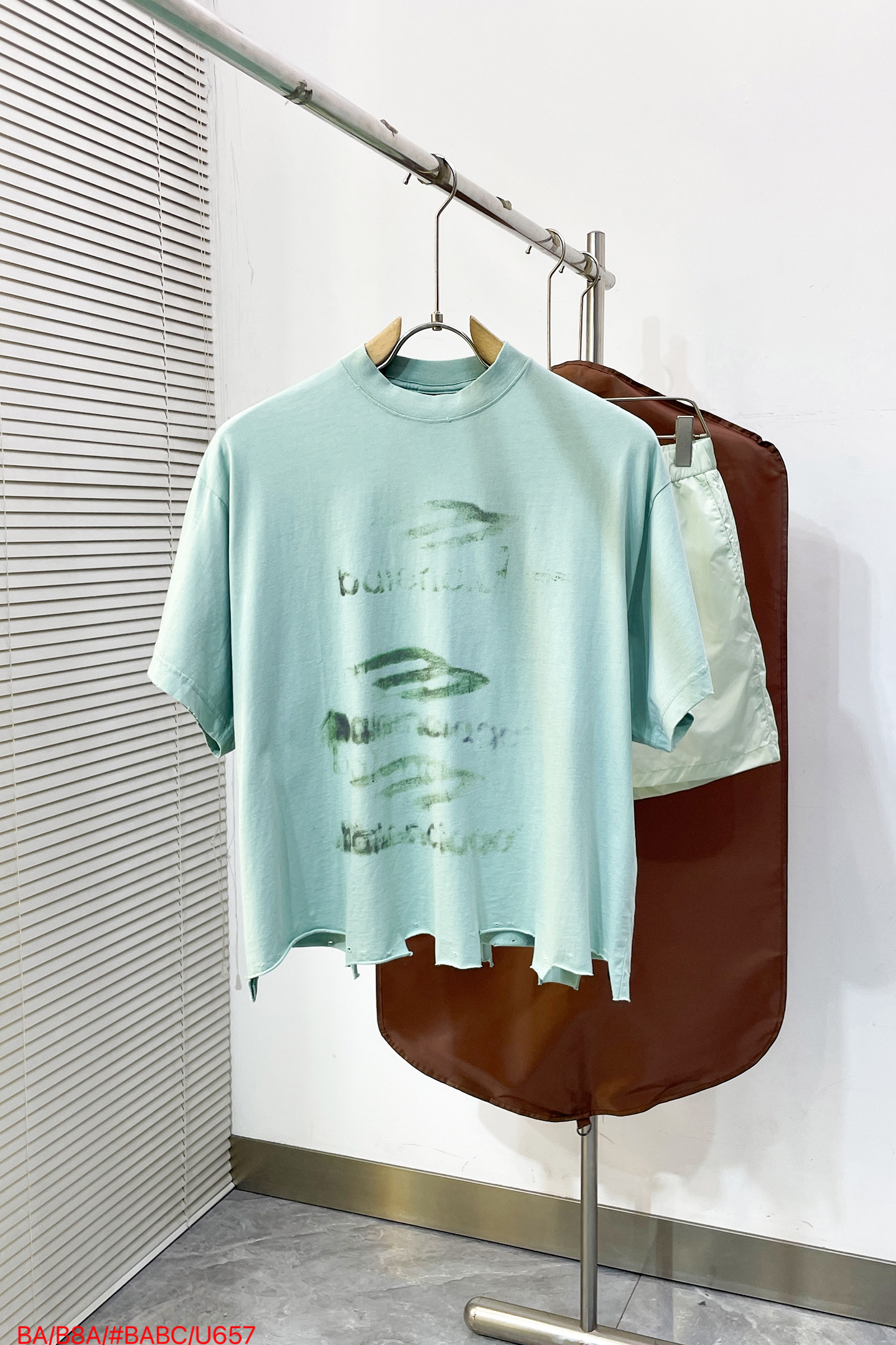 NO:841903,U657 Balenciaga BALENCIAGA 25Ss early spring new style Getaril Tubular washed and distressed loose short-sleeved T-shirt | Exclusive high-end version!  The printing design is bright and eye-catching. It has a retro American style and is a must-have for fashionistas. It can be used as a couple's style. The upper body is super cool and will turn heads. It is 100% made of custom-made fabrics. The printing process is very complicated. The patterns are vivid and advanced. It is laborious and time-consuming. The slightly loose style is easy to control!  A must-have collection of good-looking items that trendsetters must stock up on, a collection of must-have items that can easily be worn to create a fashionable and versatile look on the street ~ Who doesn’t have a T-shirt that’s both easy to wear and durable this summer?  Available in sizes S-XL, balenciaga, balenciaga, T-shirt, tees, t-shirt,19860909U657 巴黎世家BALENCIAGA 25Ss早春新款 Getaril Tubular水洗做旧宽松短袖T恤丨独家高版出品！印花设计 亮眼吸睛 美式复古感十足潮人出街必备 可当情侣款哦上身超酷回头率百分百采用定制面料 印花工艺非常复杂 图案生动高级 费力费时 微宽松款轻松驾驭！潮人必囤的好看单品,轻松穿出街头感时髦百搭必入单品系列～这个夏天谁还没有一件好穿又耐看的T恤呢！ 尺码S-XL 三标齐全,,balenciaga,balenciaga,T-shirt,tees，t-shirt,,Men's clothing