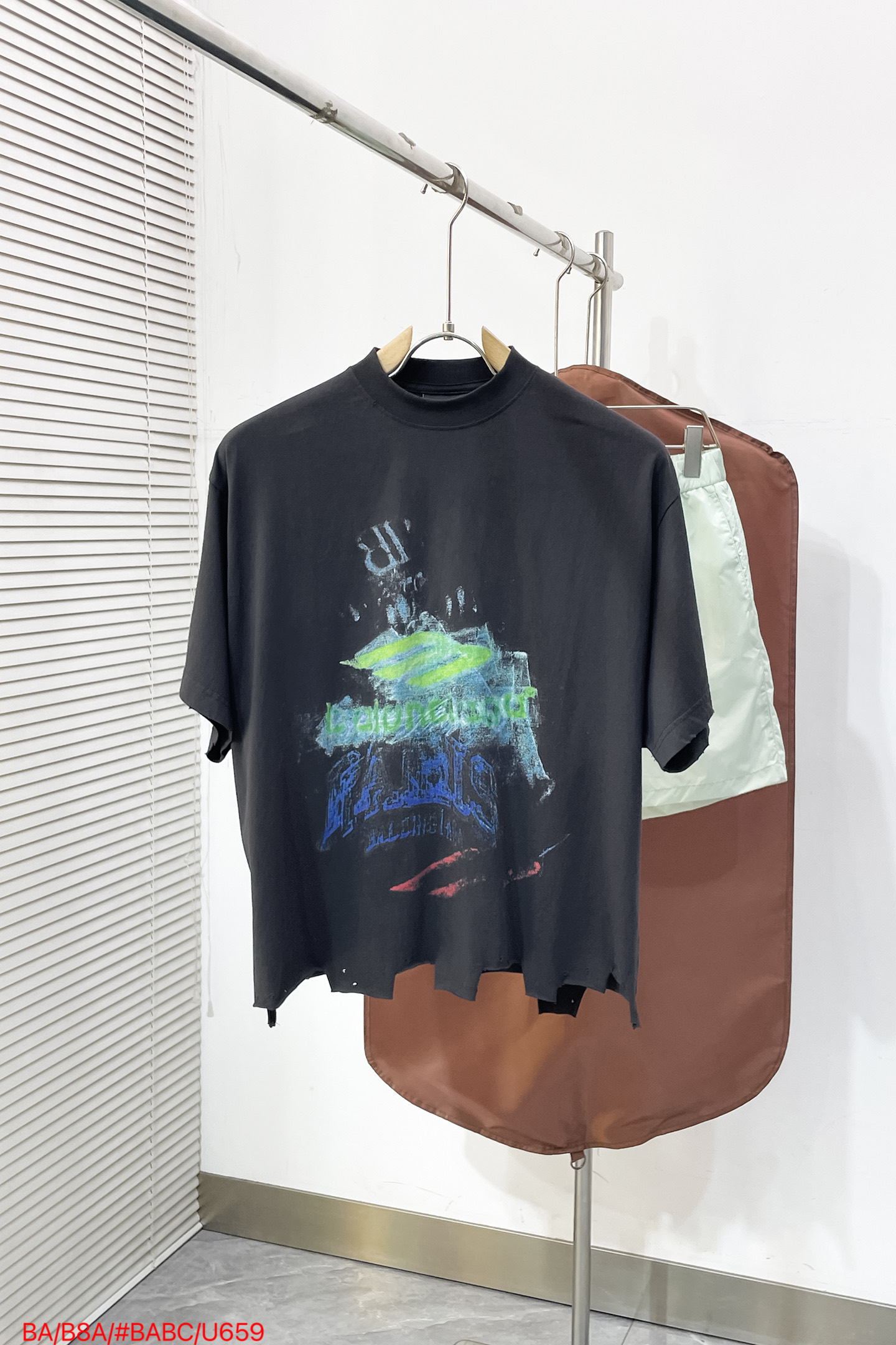 NO:841897,U659 BALENCIAGA frayed white ink graffiti short-sleeved T-shirt, custom-woven and dyed fabric, the fabric is woven with imported machines, the uniqueness of the cloth texture creates a perfect ready-to-wear effect. The fabric is made of 260 grams of clean cloth; with 320 grams of 1*1 rib, 4-color environmentally friendly custom-dyed fabric, and the threads are in the same cylinder without color difference. Available in three sizes: S-XL, balenciaga, T-shirt, tees, t-shirt,19860909U659 BALENCIAGA 磨破白墨涂鸦短袖T恤,定织定染面料、面料采用进口机器织造而成,布面纹路的独特性创造出完美的成衣效果面料采用净布260克重；搭配320克1*1罗纹,4色环保定染面料、螺纹同缸无色差. 尺码S-XL三标齐全,,balenciaga,T-shirt,tees，t-shirt,,Men's clothing