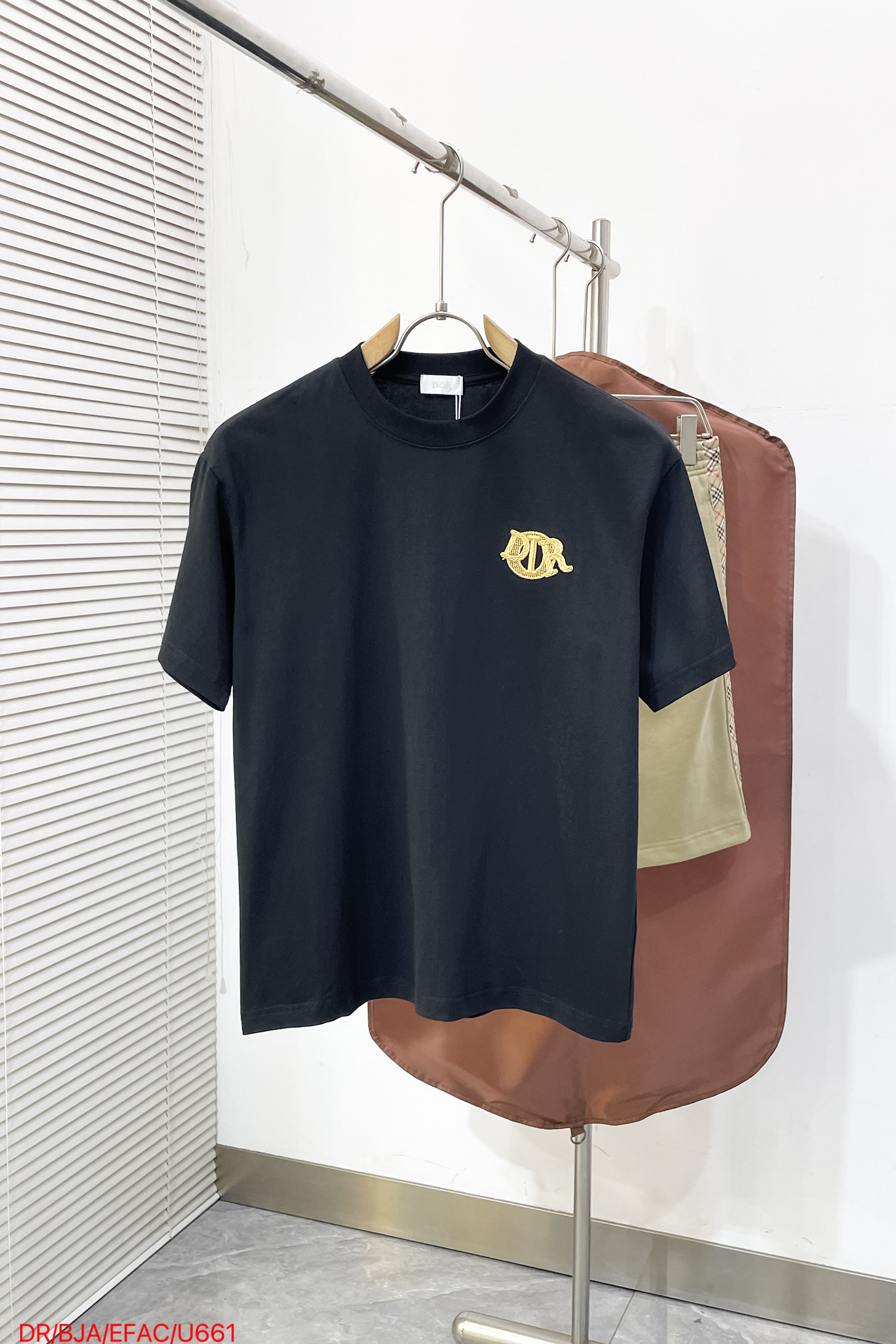 NO:841859,U661 DR Dior 2025SS latest short-sleeved T-shirt for couples ~ Brand new element three-dimensional embroidery design of letters on the left chest ~ The fabric is washed and treated, the upper body is comfortable and breathable, does not deform, is not stiff, does not shrink, fashionable, simple and loose fit, using high-end custom-made pure cotton fabric!  About 300 grams, a must-have for fashionistas!  !  !  Color White Black Size S-2XL Complete with three labels, dior, T-shirt, tees, t-shirt,19860909U661 DR 迪奥2025SS 最新款情侣款短袖T恤～品牌新元素左胸字母立体刺绣设计～面料洗水处理上身舒适透气,不变形不僵硬不缩水,时尚简约宽松版型 采用高定定制纯棉面料！ 300克左右时尚潮人必备！！！ 颜色白色 黑色 码数S-2XL三标齐全,,dior,T-shirt,tees，t-shirt,,Men's clothing