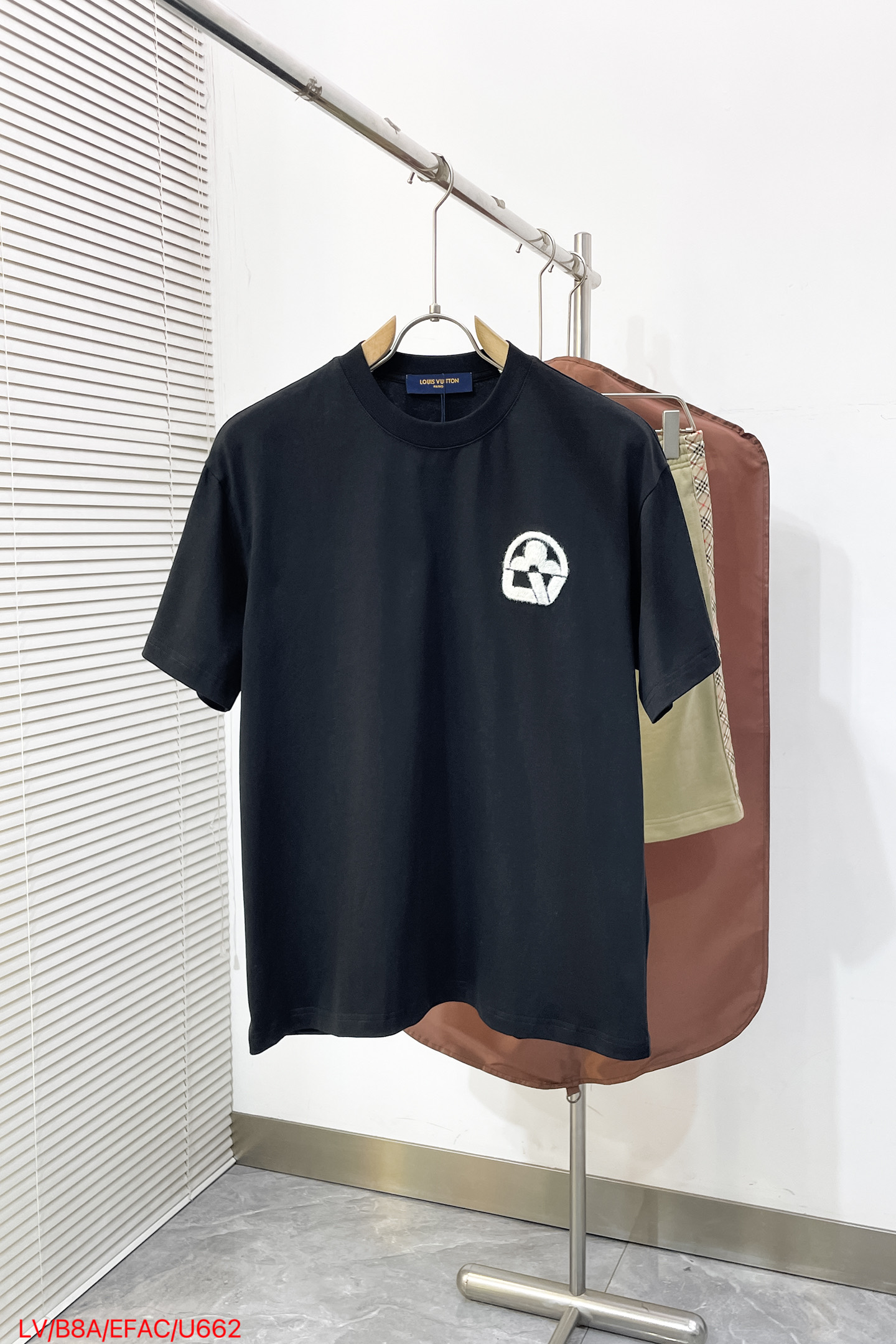 NO:841857,Early spring model U662 LV 1896Ss new original men's casual short sleeves, high-end customization, high-end version, fashionable and versatile imported fabrics, super soft and delicate to the touch, skin-friendly and comfortable to wear, high-end boutique, the upper body is exquisitely made by the factory, a must-have item for men, complete with three standards, code number: S-2XL, Louis Vuitton, T-shirt,19860909早春款 U662 LV 1896Ss新款原单男士休闲短袖 高端定制 高端版本 时尚百搭爆款进口面料 手感超柔软细腻 穿着亲肤舒适 高端精品 代工厂精细做上身非常赞 男士必备单品 三标齐全 码数:S-2XL,,louis vuitton,T-shirt,,Men's clothing