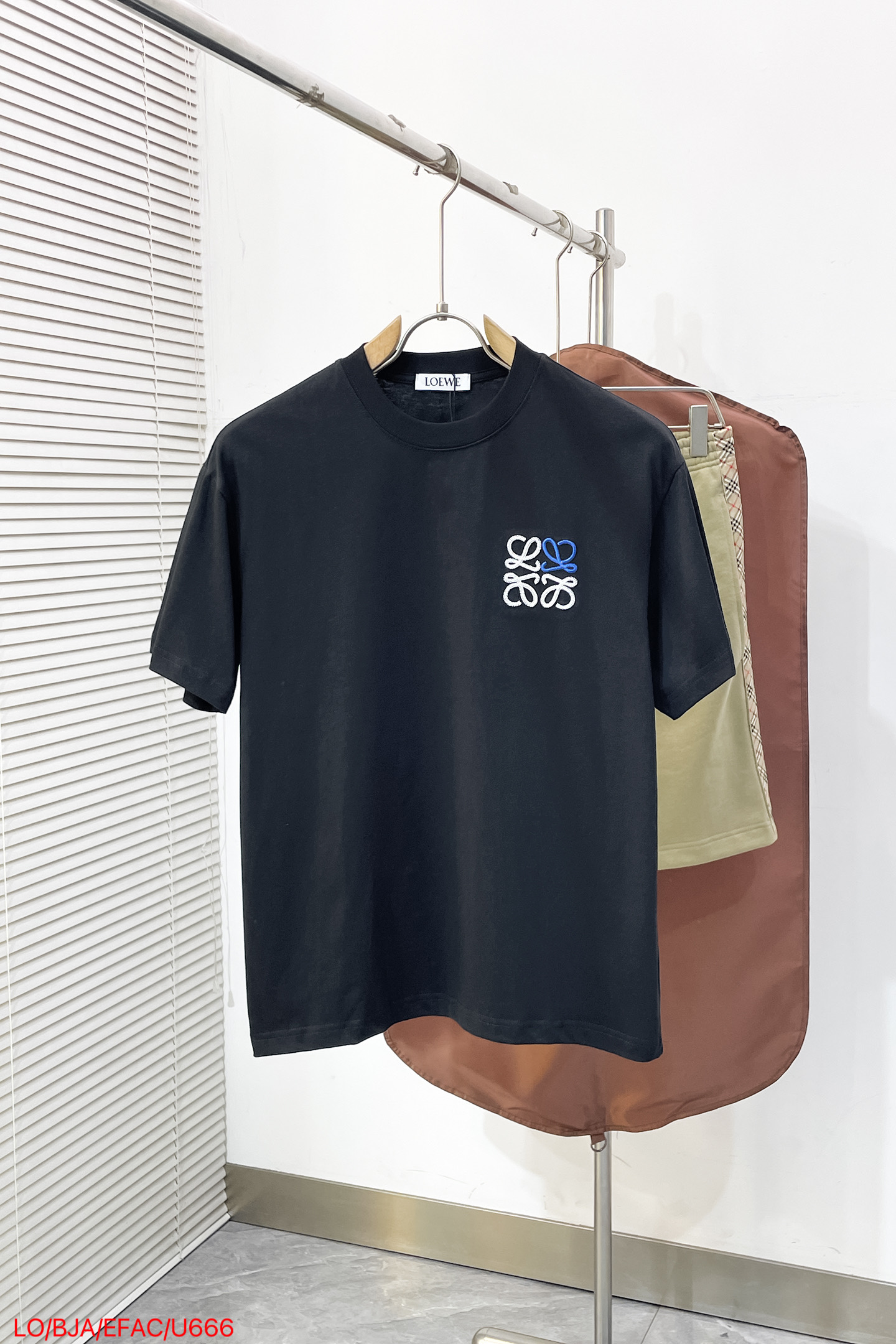 NO:841845,U666 LOEWE color-blocked blue and white small flower logo embroidered short sleeves. The fabric is made of 230g heavy combed cotton. Customized 32 count 1*1 thread. The ready-made garments are washed twice. The fabric is comfortable and skin-friendly without any strange feeling. Customized dyed fabric. High textile density. Good drape. Not easy to deform. Thick texture and compact spinning process will not affect the breathability of the fabric. The saturation of the color is very high. The embroidery process uses imported embroidery machines.  Makes the color of the embroidery fuller, the embroidery more three-dimensional, the fit is good on the body, a versatile and good-looking short sleeve, the loose fit covers the flesh, makes you look slimmer and not attractive. Size: S-XXL complete with three standards, loewe, loewe, T-shirt,19860909U666 LOEWE 罗意威 拼色蓝白小花标刺绣短袖 面料采用230克重精梳棉 定制32支1*1螺纹 成衣两遍水洗处理 面料舒适亲肤无异感 定制定染面料 纺织密度高 垂感佳 不易变形 厚织感加上紧密纺纱工艺 不会影响面料的透气性 成色的饱和度很高 刺绣工艺采用进口刺绣机器 使刺绣颜色更加饱满 绣花更加立体 版型上身效果好 百搭好看的一款短袖 宽松版型遮肉显瘦不挑人 Size:S-XXL三标齐全,,loewe,loewe,T-shirt,,Men's clothing