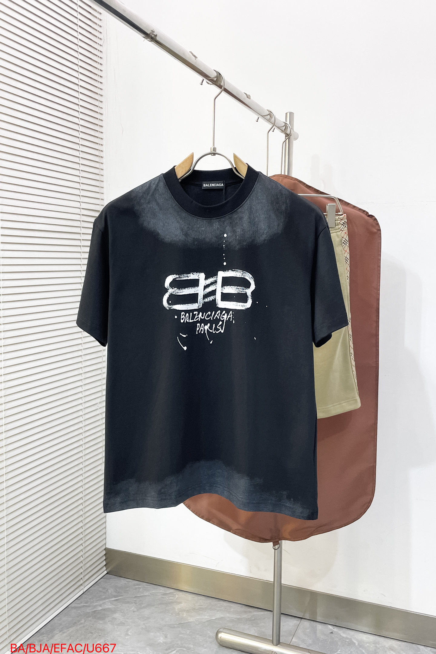 NO:841840,U667 BALENCIAGA Balenciaga's new casual short-sleeved men's must-have product. High-end customization. High-end version. Fashionable and versatile imported fabrics. Super soft and delicate feel. Skin-friendly and comfortable to wear. High-end boutique. The upper body is finely made by the factory. It is a must-have item for men. Three complete standards. Size S-2XL,,balenciaga,balenciaga,T-shirt,19860909U667 BALENCIAGA 巴黎世家砸锅卖铁都要上的新款新款男士休闲短袖 高端定制 高端版本 时尚百搭爆款进口面料 手感超柔软细腻 穿着亲肤舒适 高端精品 代工厂精细做上身非常赞 男士必备单品 三标齐全 码数S-2XL,,balenciaga,balenciaga,T-shirt,,Men's clothing