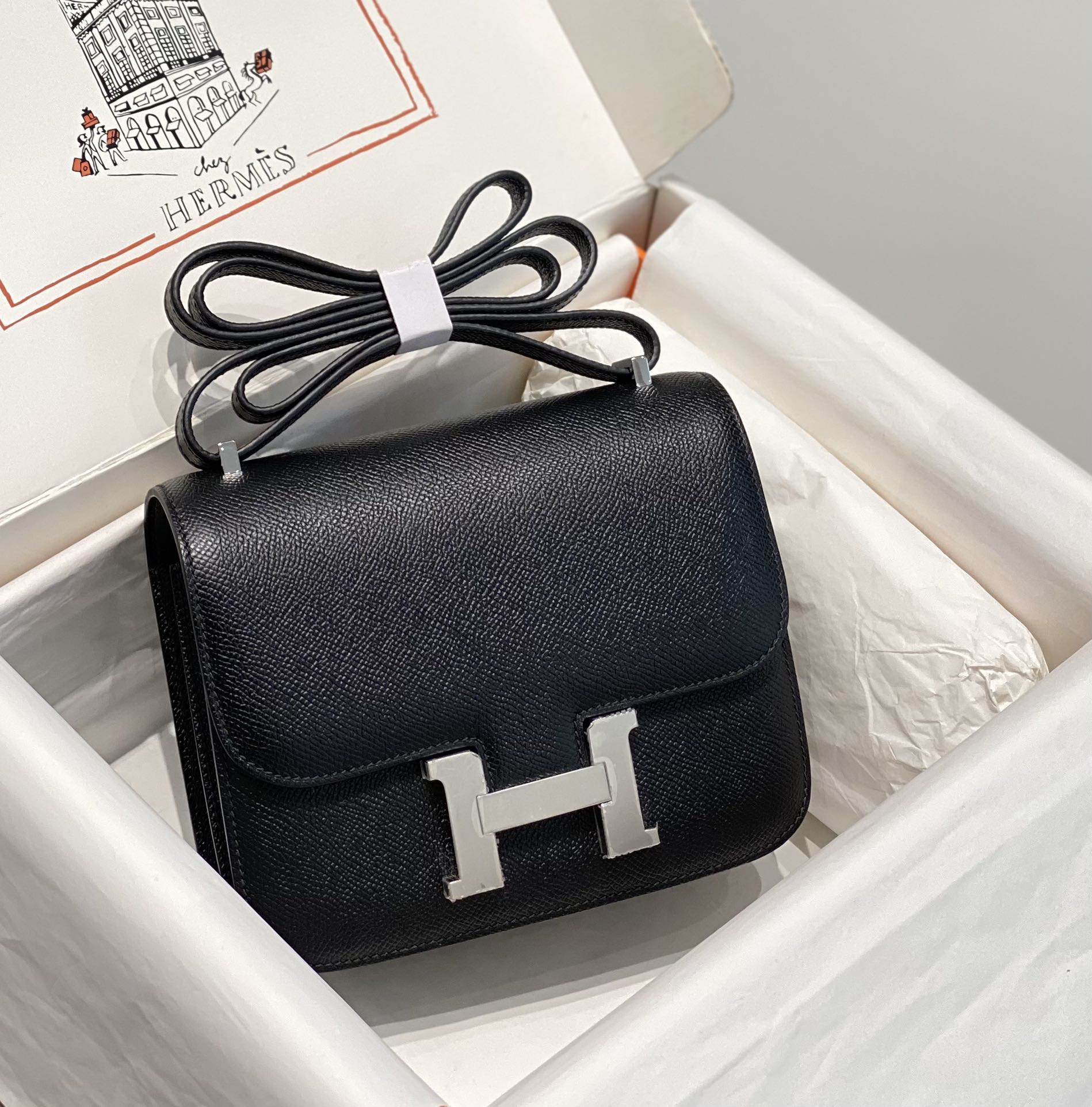 NO:700590,New model | [Model with mirror] Imported Esom cowhide, hand-sewn with beeswax thread, super cost-effective in stock, real shot, black silver buckle 18Cm 14140040,Hermes,hermes,cowhide,Hermes,19860909新款｜【带镜子款】 进口Esom牛皮 蜜蜡线手工缝制 超高性价比现货 实拍 黑色银扣 18Cm 14140040,爱马仕,hermes,cowhide,Hermes,,Bag