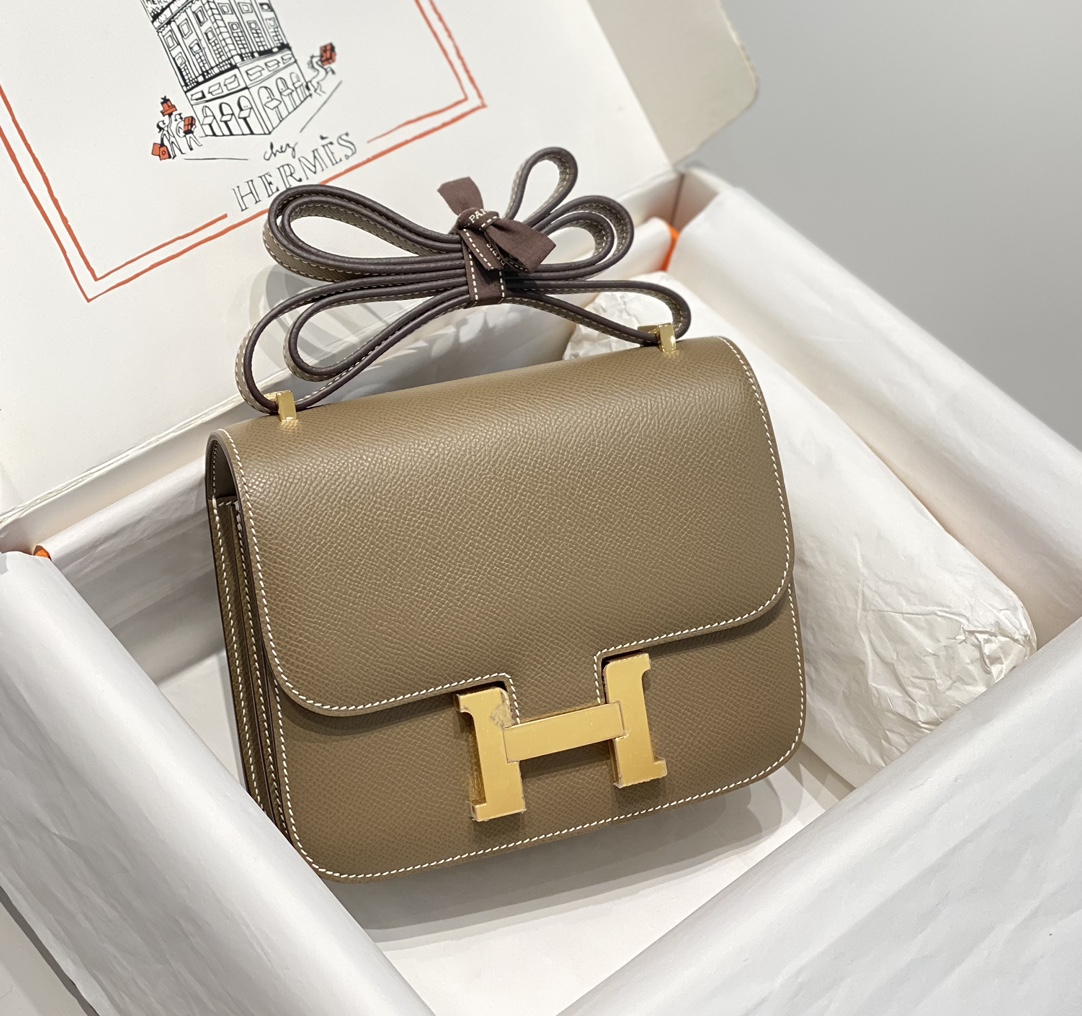 NO:700581,New model | [Model with mirror] Imported Esom cowhide, hand-sewn with beeswax thread, super cost-effective in stock, real shot, elephant gray gold buckle 18Cm 14140010,Hermes,hermes,cowhide,Hermes,19860909新款｜【带镜子款】 进口Esom牛皮 蜜蜡线手工缝制 超高性价比现货 实拍 大象灰金扣 18Cm 14140010,爱马仕,hermes,cowhide,Hermes,,Bag