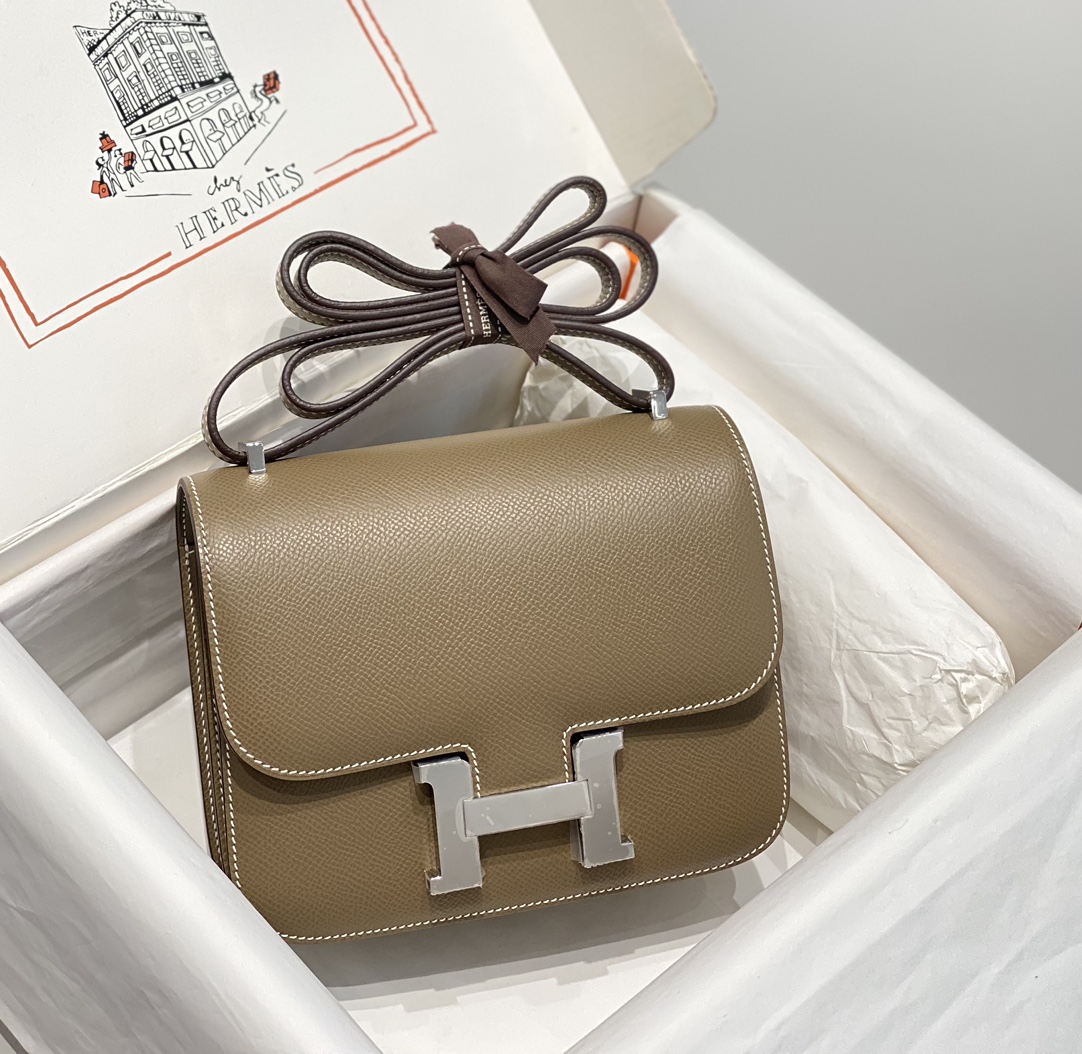 NO:700585,New model | [Model with mirror] Imported Esom cowhide, hand-sewn with beeswax thread, super cost-effective in stock, real shot, elephant gray silver buckle 18Cm 14140010,Hermes,hermes,cowhide,Hermes,19860909新款｜【带镜子款】 进口Esom牛皮 蜜蜡线手工缝制 超高性价比现货 实拍 大象灰银扣 18Cm 14140010,爱马仕,hermes,cowhide,Hermes,,Bag