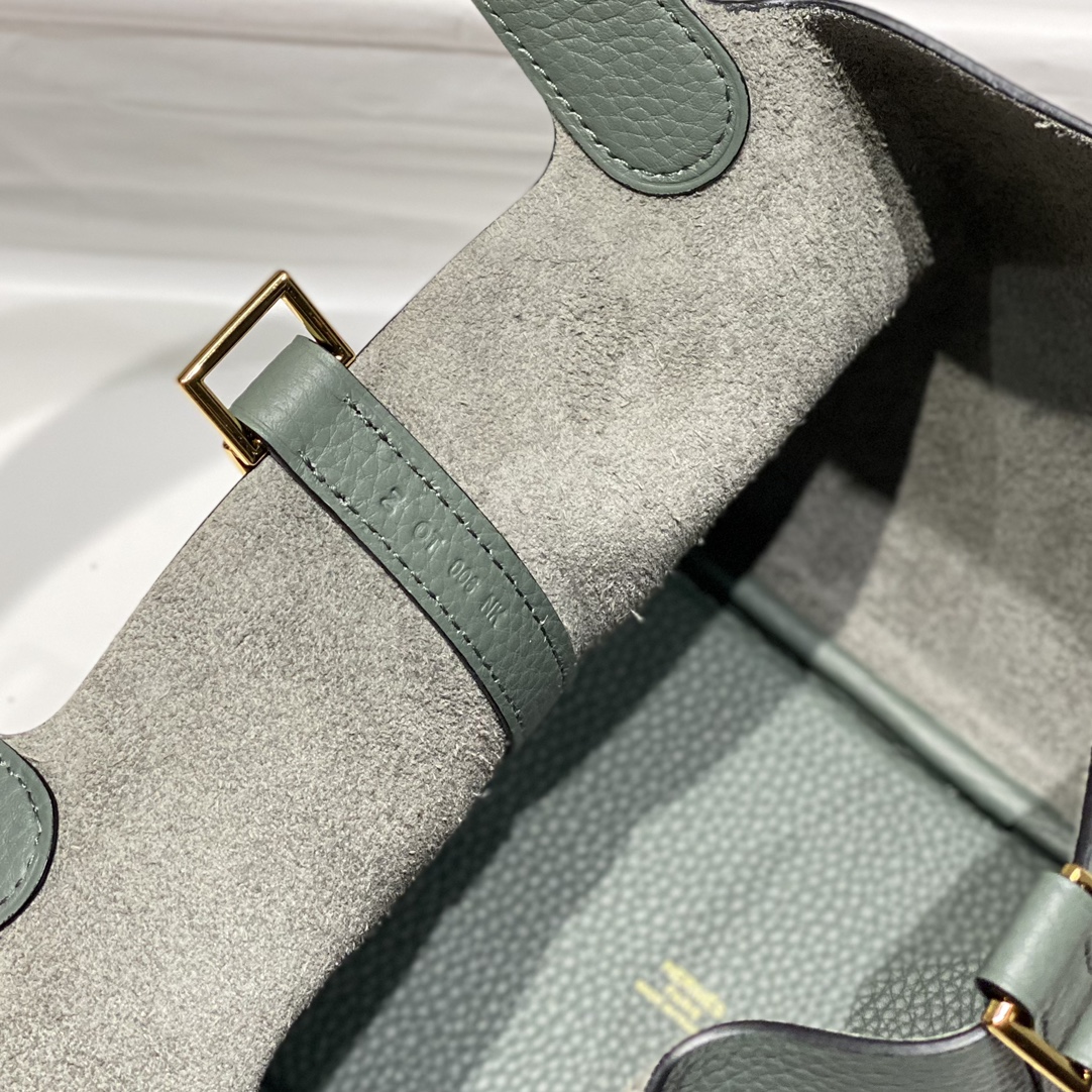Hermès Picotin Lock 18 Bag - Almond Green, Togo Leather, Gold Hardware 9 i1716526989 7303 4
