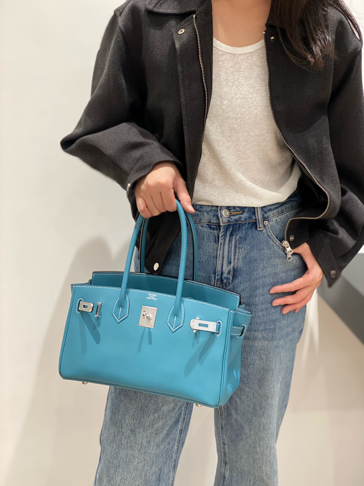 Hermès When it comes to laziness, its definitely denim blue or the classic white thread. Full of street retro style, one bag in hand The more you