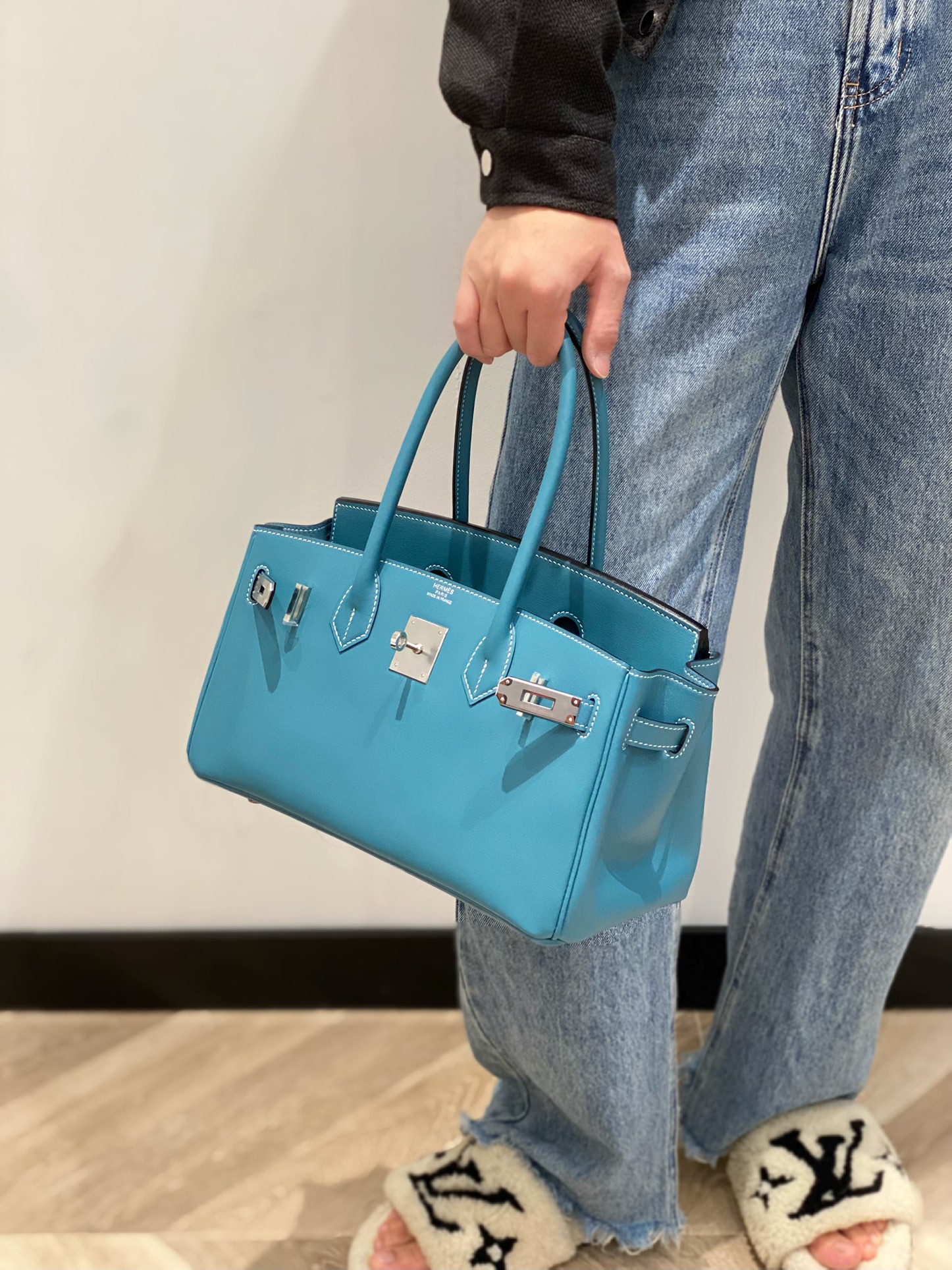 Hermès When it comes to laziness, its definitely denim blue or the classic white thread. Full of street retro style, one bag in hand The more you