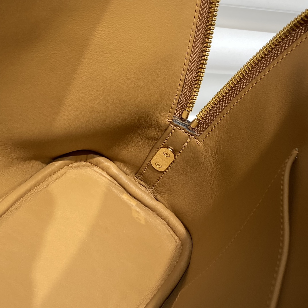 Hermès Bolide 25CM Handbag, Epsom Leather, Gold Hardware - Stylish & Durable 8 i1731918559 8237 2