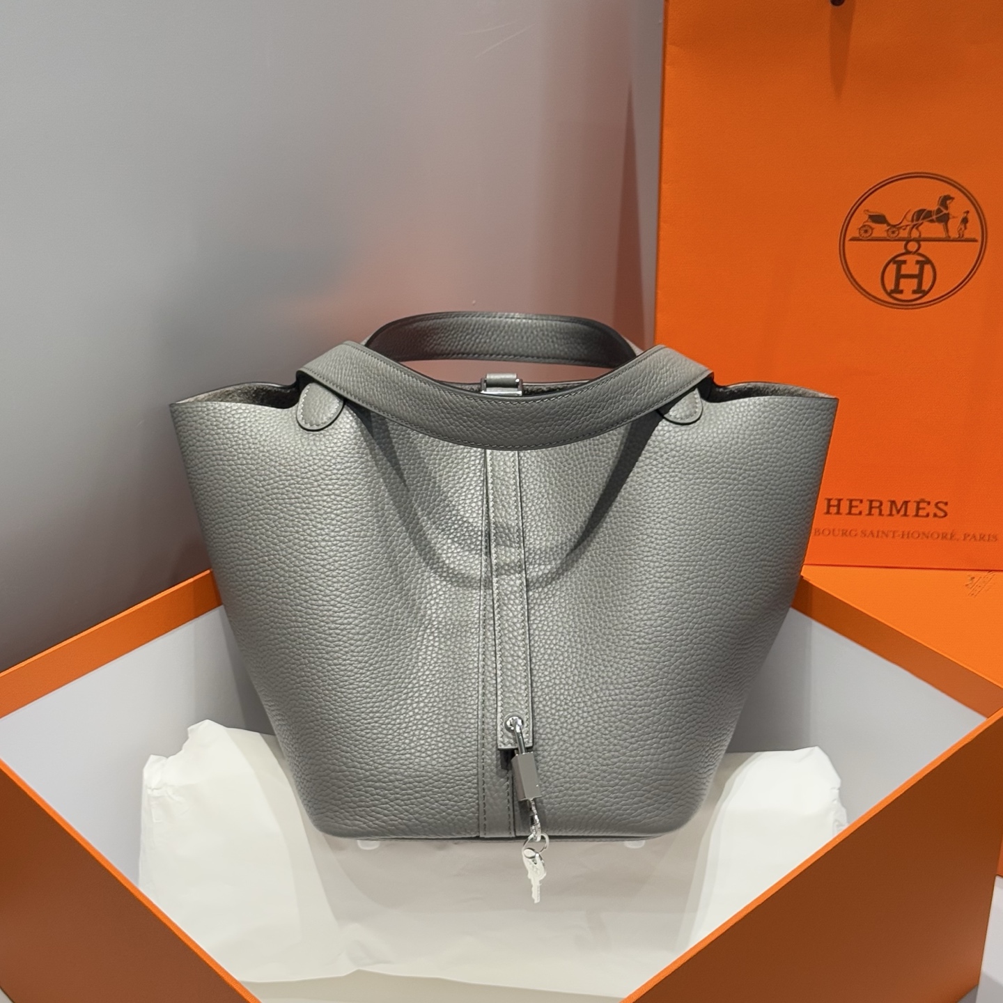 NO:698049,Color Cumulonimbus gray First layer cowhide_ All steel hardware_ Imitation handmade craftsmanship Exclusive cost-effective quality Soft and delicate fabrics No surprise when you get it Size 22cm, Hermes, hermes, cowhide, Hermes,19860909颜色积雨云灰 头层牛皮_ 全钢五金 _ 仿手工工艺 独家高性价比品质 柔软细腻面料 到手无一不惊喜 尺寸22cm,爱马仕,hermes,cowhide,Hermes,,Bag