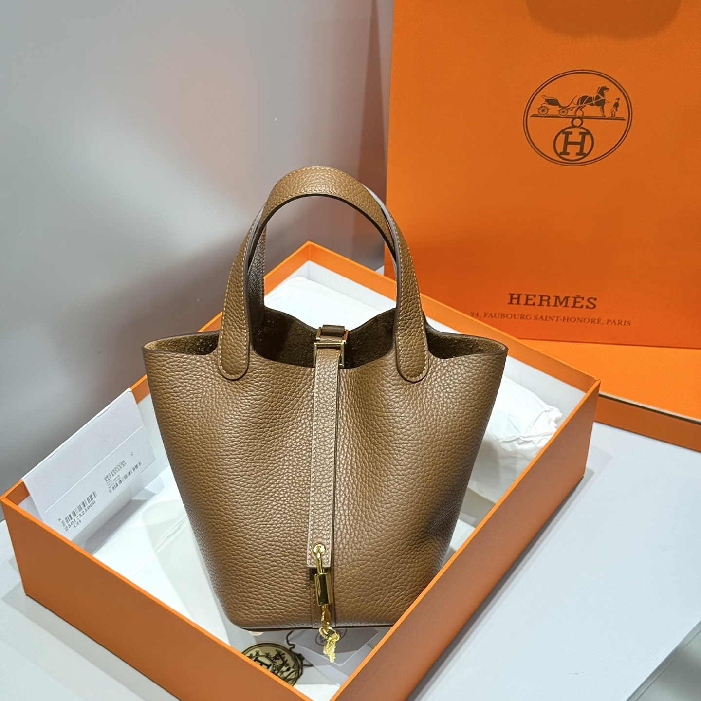 NO:698055,Color Chestnut top layer cowhide _ All steel hardware _ Imitation handmade craftsmanship Exclusive cost-effective quality Soft and delicate fabric No surprise when you get it Size 18cm, Hermes, hermes, cowhide, Hermes,19860909颜色栗子色 头层牛皮_ 全钢五金 _ 仿手工工艺 独家高性价比品质 柔软细腻面料 到手无一不惊喜 尺寸18cm,爱马仕,hermes,cowhide,Hermes,,Bag