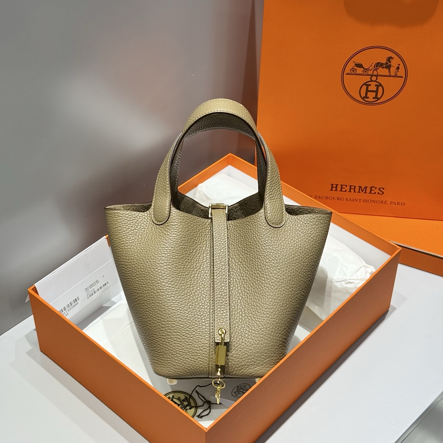 NO:698052,Color Alpha Beige First-layer cowhide _ All-steel hardware _ Imitation handmade craftsmanship Exclusive cost-effective quality Soft and delicate fabrics No surprise when you get it Size 18cm, Hermes, hermes, cowhide, Hermes,19860909颜色阿尔法米色 头层牛皮_ 全钢五金 _ 仿手工工艺 独家高性价比品质 柔软细腻面料 到手无一不惊喜 尺寸18cm,爱马仕,hermes,cowhide,Hermes,,Bag