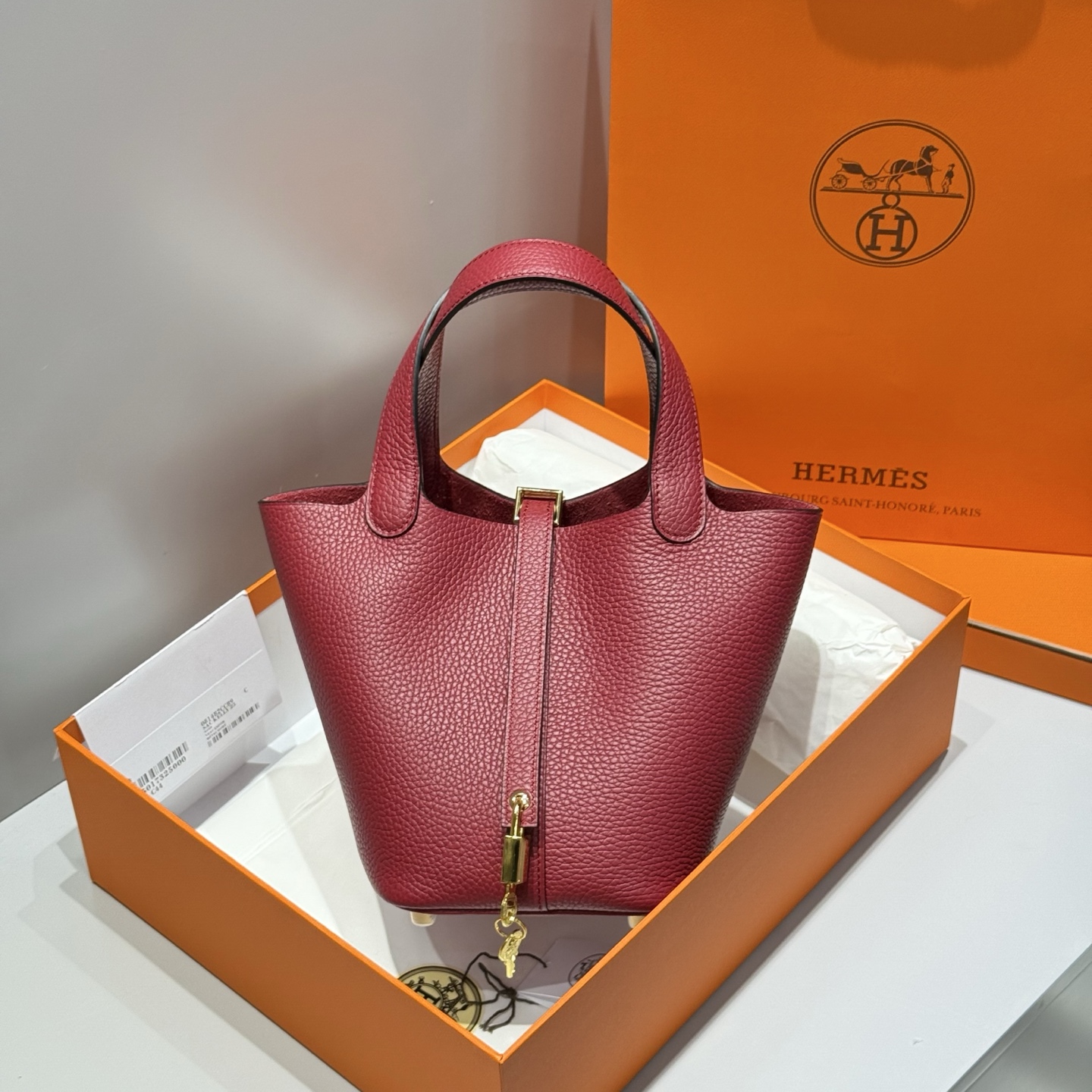 NO:698046,Color: ruby ​​red, first layer of cowhide, _ full steel hardware, _ imitation handmade craftsmanship, exclusive cost-effective quality, soft and delicate fabric, no surprise when you get it, size 18cm, Hermes, hermes, cowhide, Hermes,19860909颜色宝石红 头层牛皮_ 全钢五金 _ 仿手工工艺 独家高性价比品质 柔软细腻面料 到手无一不惊喜 尺寸18cm,爱马仕,hermes,cowhide,Hermes,,Bag