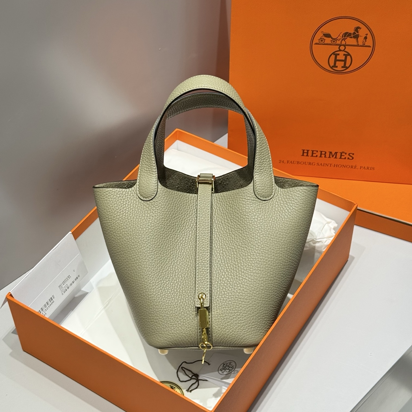 NO:698058,Color: sage green, first-layer cowhide, all-steel hardware, imitation handmade craftsmanship, exclusive cost-effective quality, soft and delicate fabrics, no surprise when you get it, size 18cm, Hermes, hermes, cowhide, Hermes,19860909颜色鼠尾草绿 头层牛皮_ 全钢五金 _ 仿手工工艺 独家高性价比品质 柔软细腻面料 到手无一不惊喜 尺寸18cm,爱马仕,hermes,cowhide,Hermes,,Bag