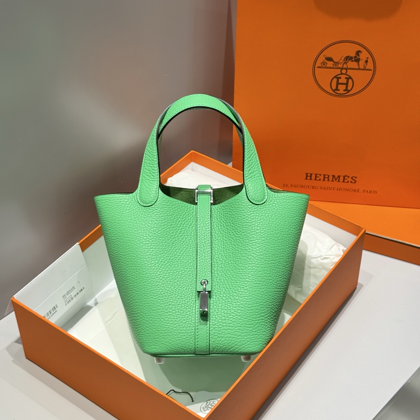 NO:698044,Color comic green, first-layer cowhide_all-steel hardware_imitation handmade craftsmanship, exclusive cost-effective quality, soft and delicate fabrics, no surprise when you get it, size 18cm, Hermes, hermes, cowhide, Hermes,19860909颜色漫画绿 头层牛皮_ 全钢五金 _ 仿手工工艺 独家高性价比品质 柔软细腻面料 到手无一不惊喜 尺寸18cm,爱马仕,hermes,cowhide,Hermes,,Bag