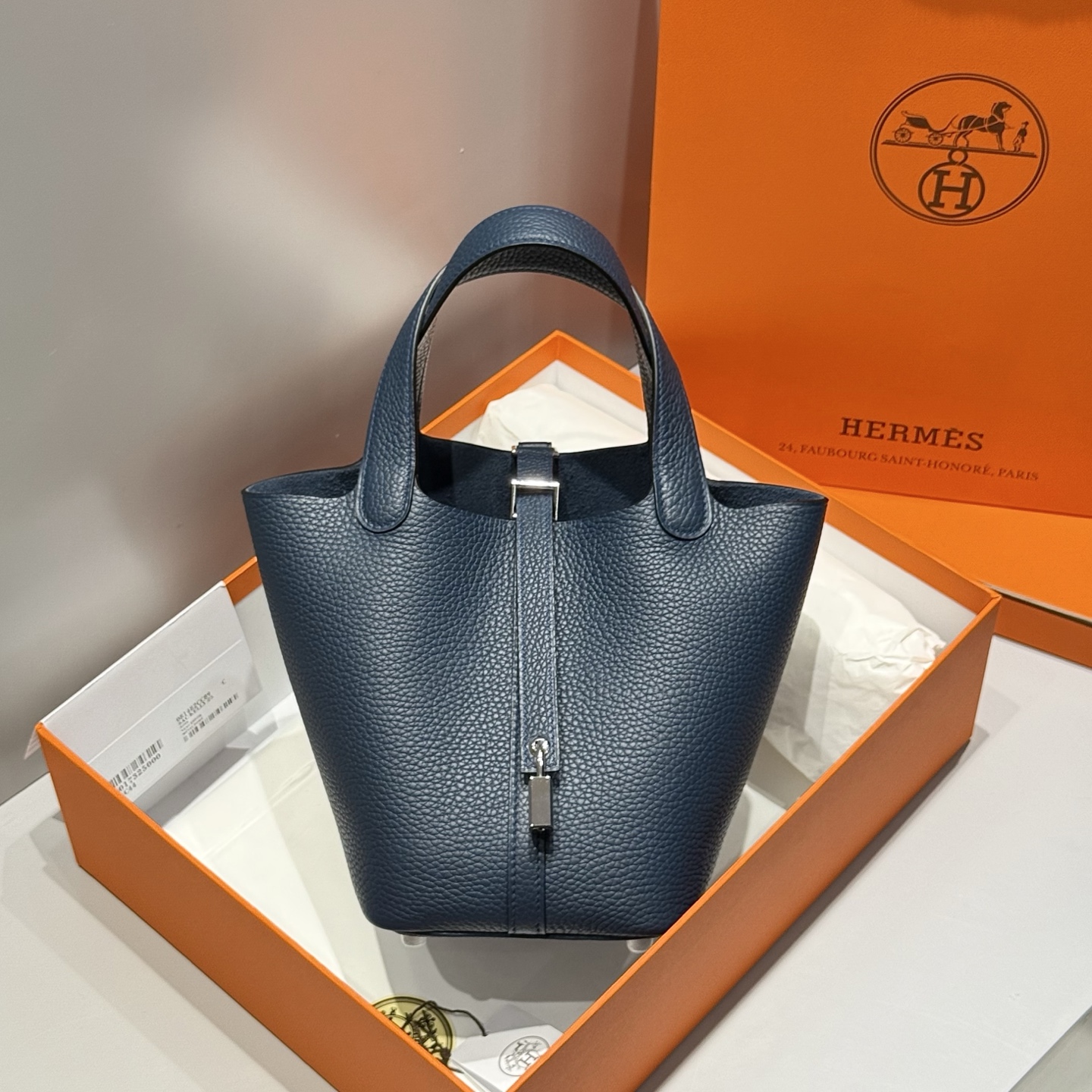NO:698043,Color: Prussian blue, first-layer cowhide, all-steel hardware, imitation handmade craftsmanship, exclusive cost-effective quality, soft and delicate fabrics, no surprises when you get them, size 18cm, Hermes, hermes, cowhide, Hermes,19860909颜色普鲁士蓝 头层牛皮_ 全钢五金 _ 仿手工工艺 独家高性价比品质 柔软细腻面料 到手无一不惊喜 尺寸18cm,爱马仕,hermes,cowhide,Hermes,,Bag