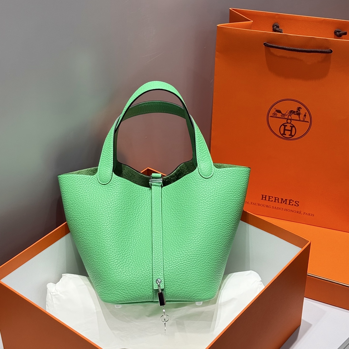 NO:698070,Color comic green, first-layer cowhide_all-steel hardware_imitation handmade craftsmanship, exclusive cost-effective quality, soft and delicate fabrics, no surprise when you get it, size 22cm, Hermes, hermes, cowhide, Hermes,19860909颜色漫画绿 头层牛皮_ 全钢五金 _ 仿手工工艺 独家高性价比品质 柔软细腻面料 到手无一不惊喜 尺寸22cm,爱马仕,hermes,cowhide,Hermes,,Bag