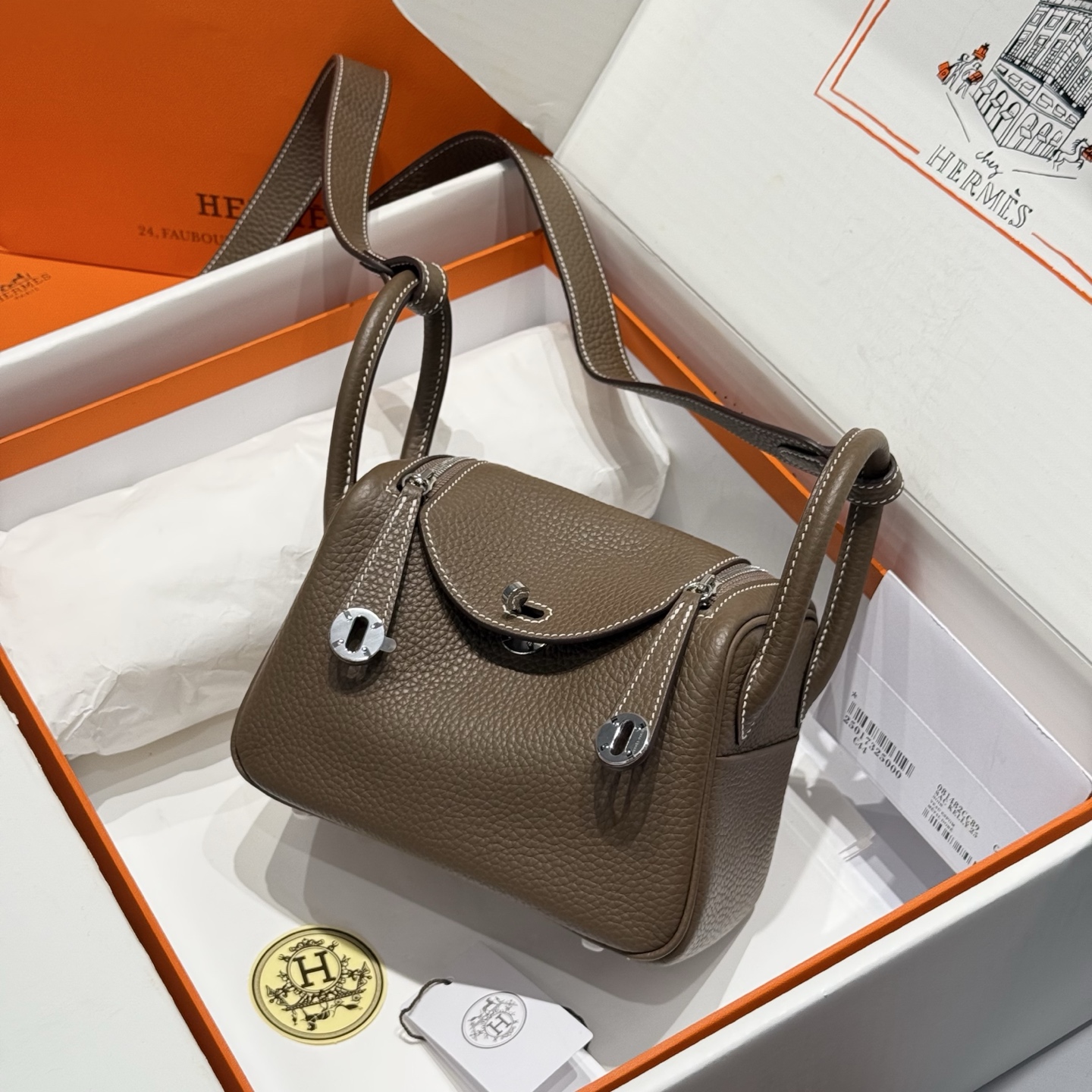 NO:754096,Elephant gray｜Silver buckle C leather hand-stitched with beeswax thread Lindy retains the complete design of all the details of the Lindy bag. The side pockets, metal buckles, zippers, etc. are all classic designs. The mini can be worn on one shoulder or crossbody. This little cutie has hit the hearts of many girls - Hermes 19 size, Hermes, hermes, Hermes,19860909大象灰｜银扣 C皮 蜜蜡线手工缝制 Lindy保留了琳迪包所有细节的完整设计,侧口袋、金属扣、拉链等全部都是经典的设计迷你可单肩可斜挎 这只小可爱暴击了多少人的少女心 - -爱马仕 19尺寸,爱马仕,hermes,Hermes,,Bag