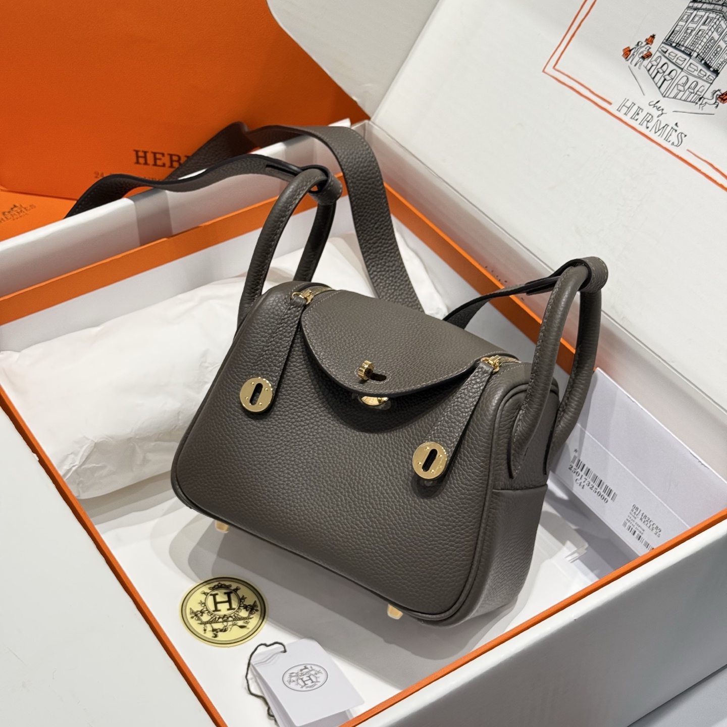 NO:754093,Tinware gray｜Gold buckle C leather hand-sewn with beeswax thread Lindy retains the complete design of all the details of the Lindy bag. Side pockets, metal buckles, zippers, etc. are all classic designs. Mini can be worn on one shoulder or crossbody. This little cutie has hit the hearts of many girls - - Hermes 19 size, Hermes, hermes, Hermes,19860909锡器灰｜金扣 C皮 蜜蜡线手工缝制 Lindy保留了琳迪包所有细节的完整设计,侧口袋、金属扣、拉链等全部都是经典的设计迷你可单肩可斜挎 这只小可爱暴击了多少人的少女心 - -爱马仕 19尺寸,爱马仕,hermes,Hermes,,Bag