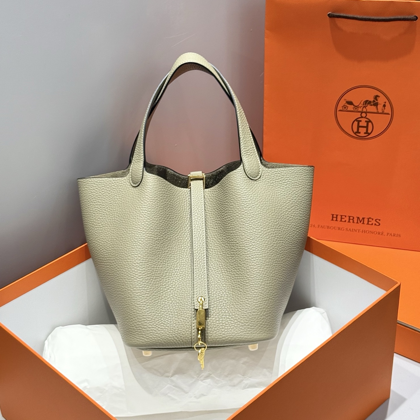 NO:879460,Sage green gold buckle top details as shown,Hermes,hermes,Hermes,19860909鼠尾草绿 金扣 顶级 细节如图,爱马仕,hermes,Hermes,,Bag