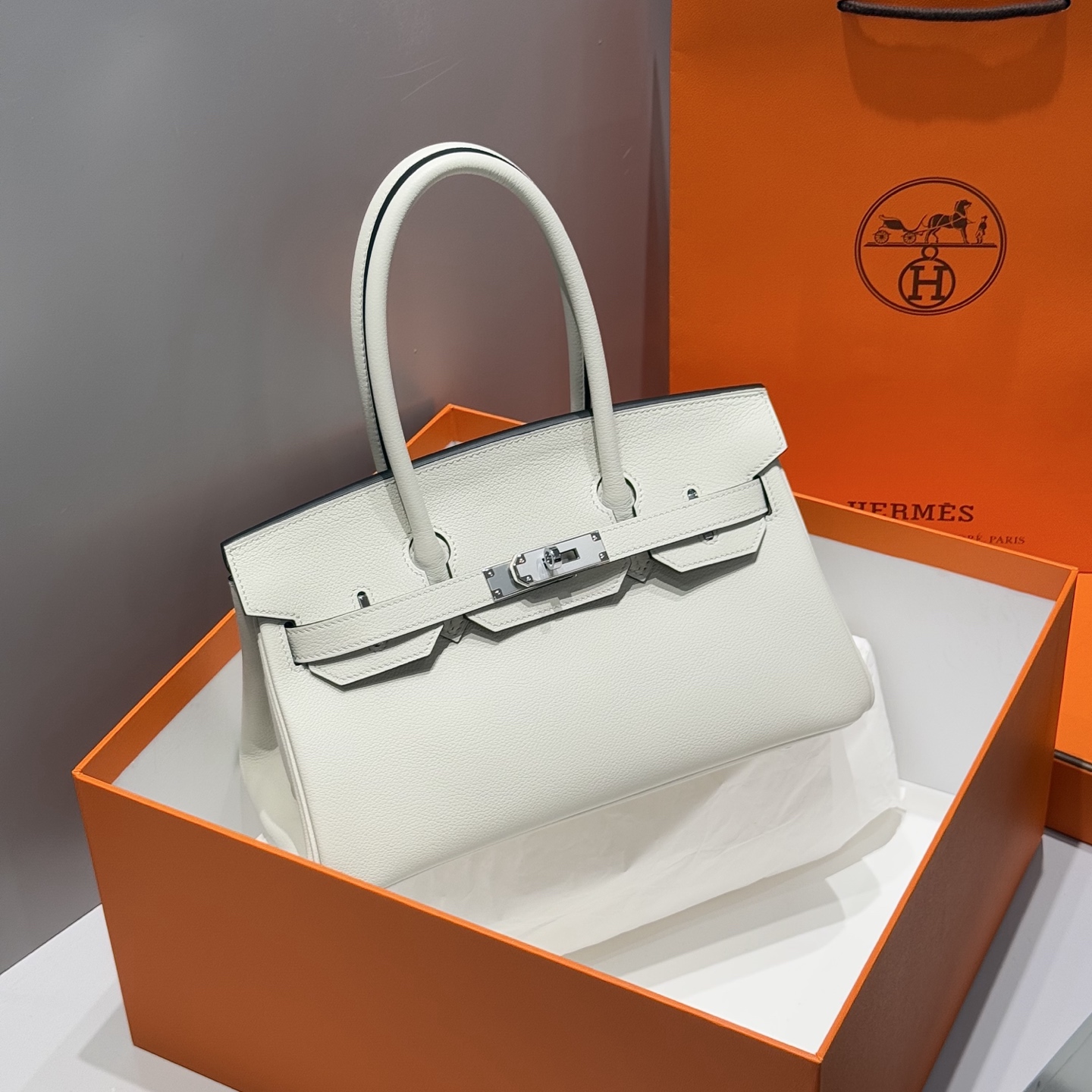 NO:698639,4 Milk Gray | 29 Comeback King Fried Bag has become the dream bag of many horse breeders because of its unique bag shape and retro style~~ Made of original cowhide, sewn with imitation wax thread, all-steel hardware, size 29Cm, Hermes, hermes, cowhide, Hermes,198609094奶灰色｜ 29 复出即王炸因其个性的包型和复古的格调成为众多养马人的梦中包～～ 采用原版牛皮 仿蜡线缝制 全钢五金 尺寸29Cm,爱马仕,hermes,cowhide,Hermes,,Bag