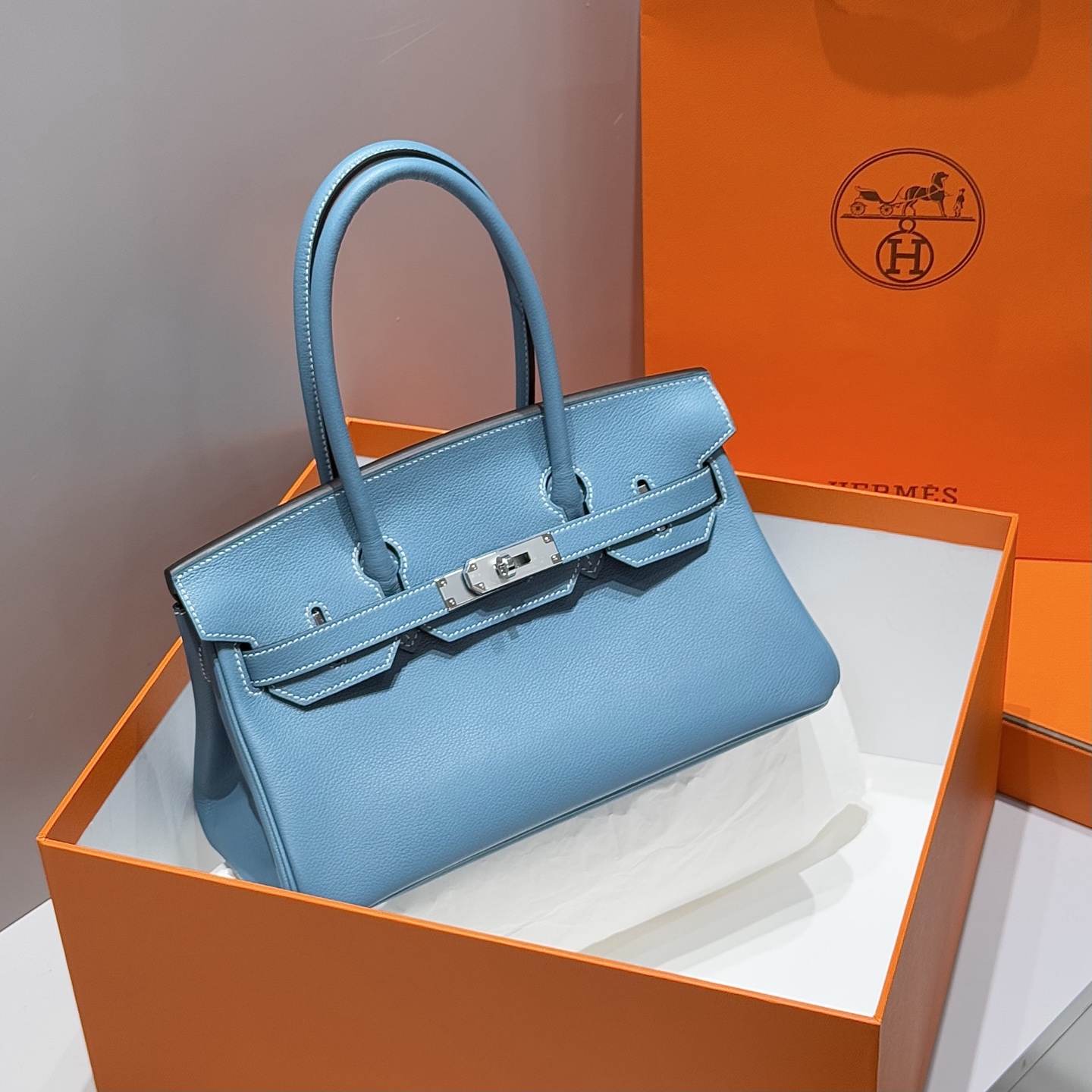 NO:698642,Denim Blue｜29 The King of Comeback has become the dream bag of many horse breeders because of its unique bag shape and retro style~~ Made of original cowhide, sewn with imitation wax thread, all-steel hardware, size 29Cm, Hermes, hermes, cowhide, Hermes,19860909牛仔蓝｜ 29 复出即王炸因其个性的包型和复古的格调成为众多养马人的梦中包～～ 采用原版牛皮 仿蜡线缝制 全钢五金 尺寸29Cm,爱马仕,hermes,cowhide,Hermes,,Bag