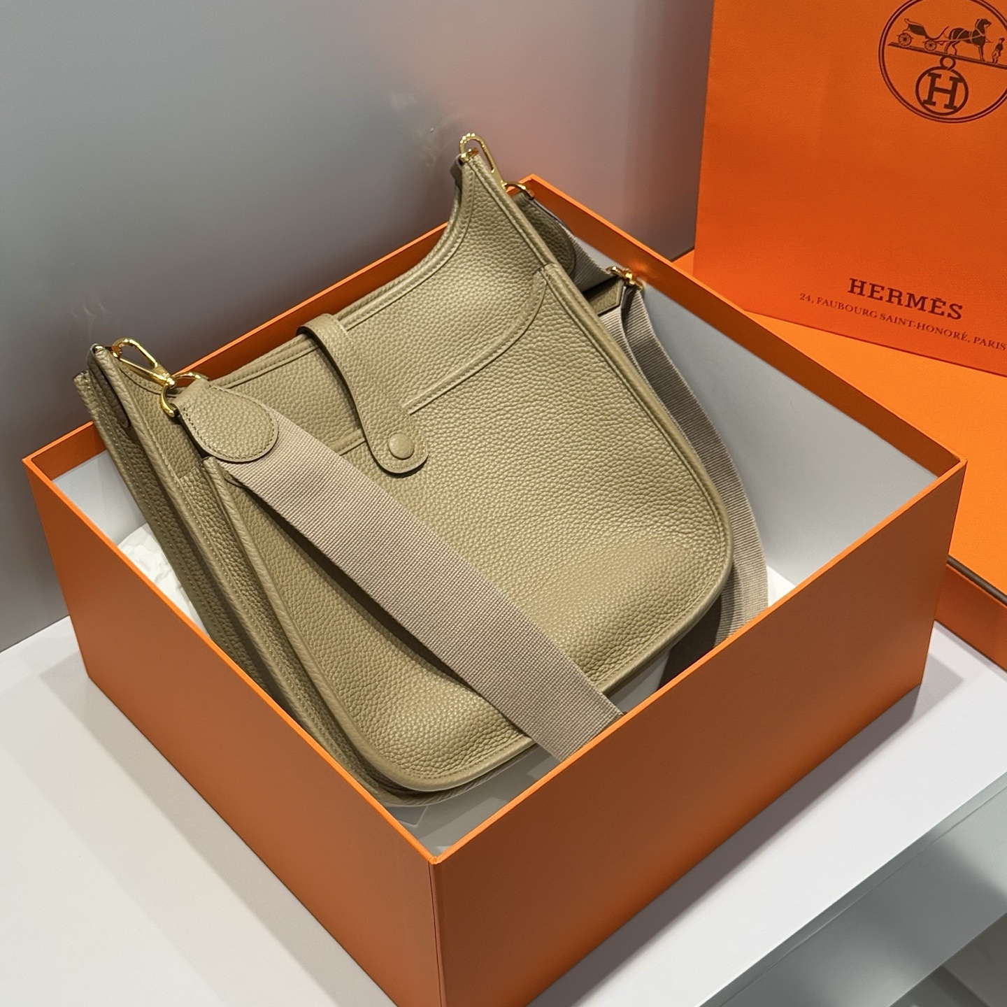 Hermès Evelyne 29 TC Leather Shoulder Bag - Effortless Luxury 3 i1753846072450 5321 0 1