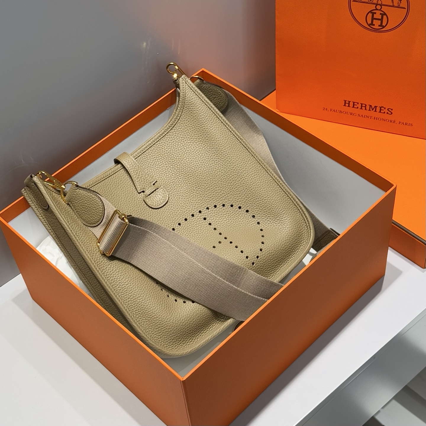 Hermès Evelyne 29 TC Leather Shoulder Bag - Effortless Luxury 2 i1753846072462 8368 0 0
