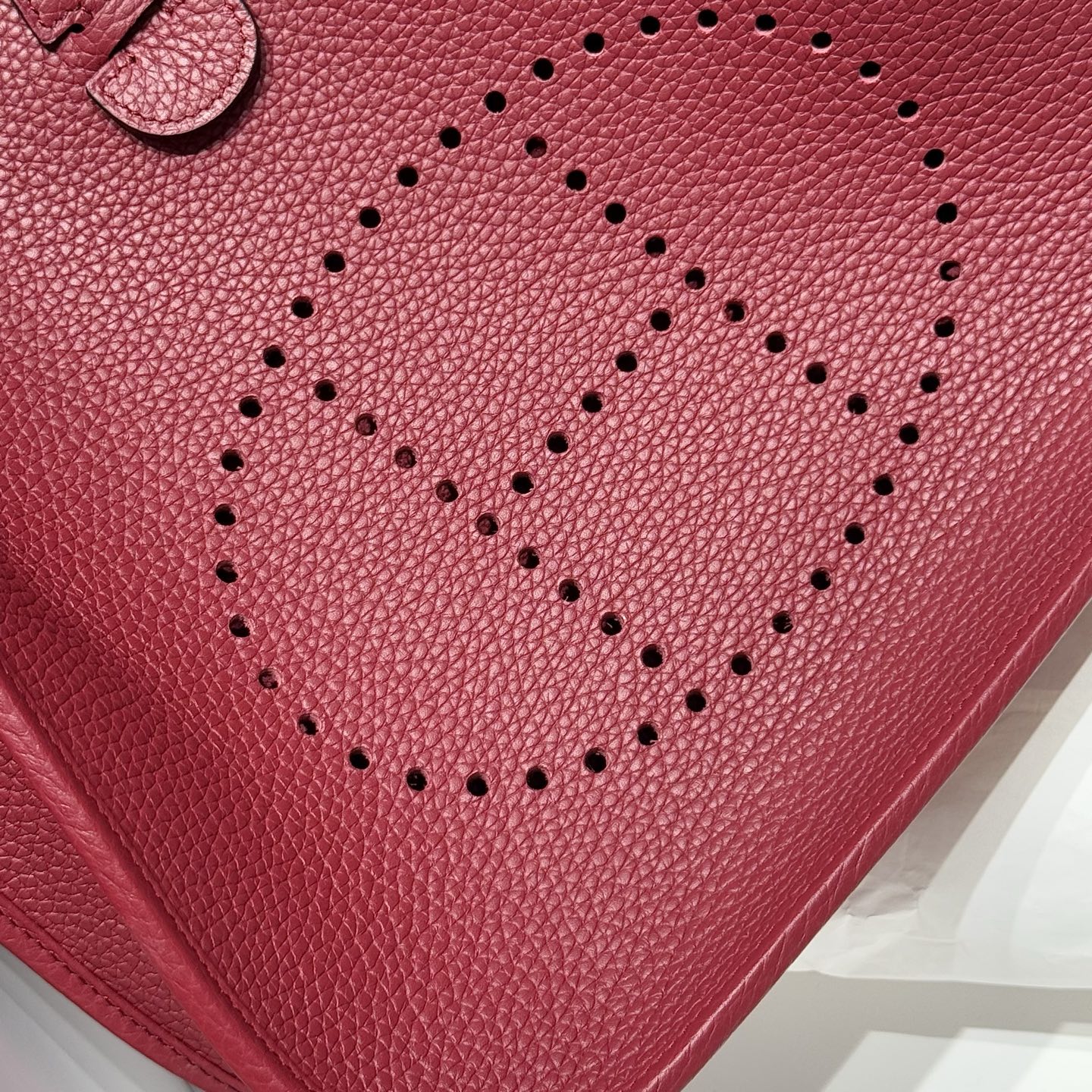 Hermès Evelyne 29 Ruby Red TC Leather Crossbody Bag with Adjustable Strap 8 i1753846091667 9359 0 7