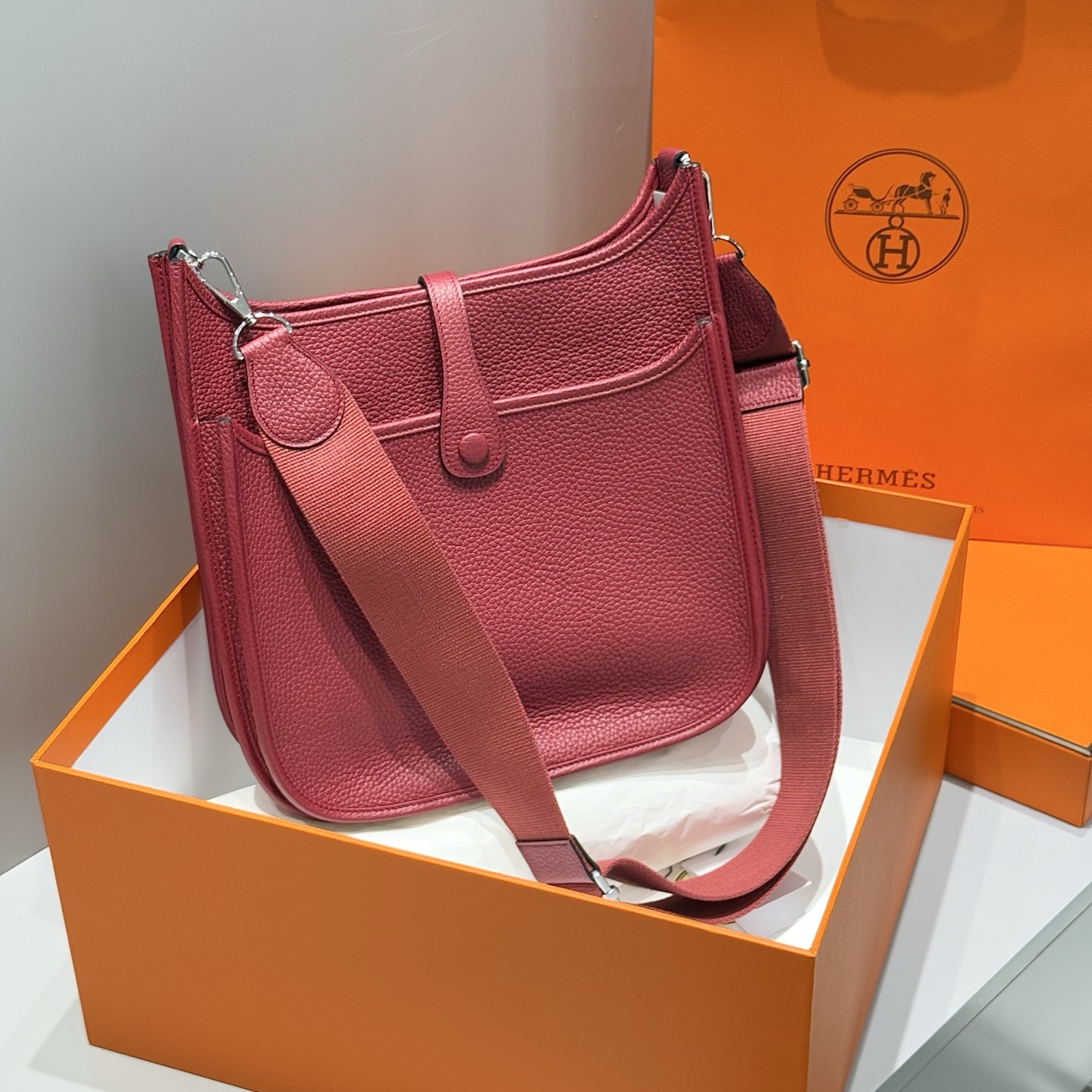 Hermès Evelyne 29 Ruby Red TC Leather Crossbody Bag with Adjustable Strap 2 i1753846092163 3896 0 1