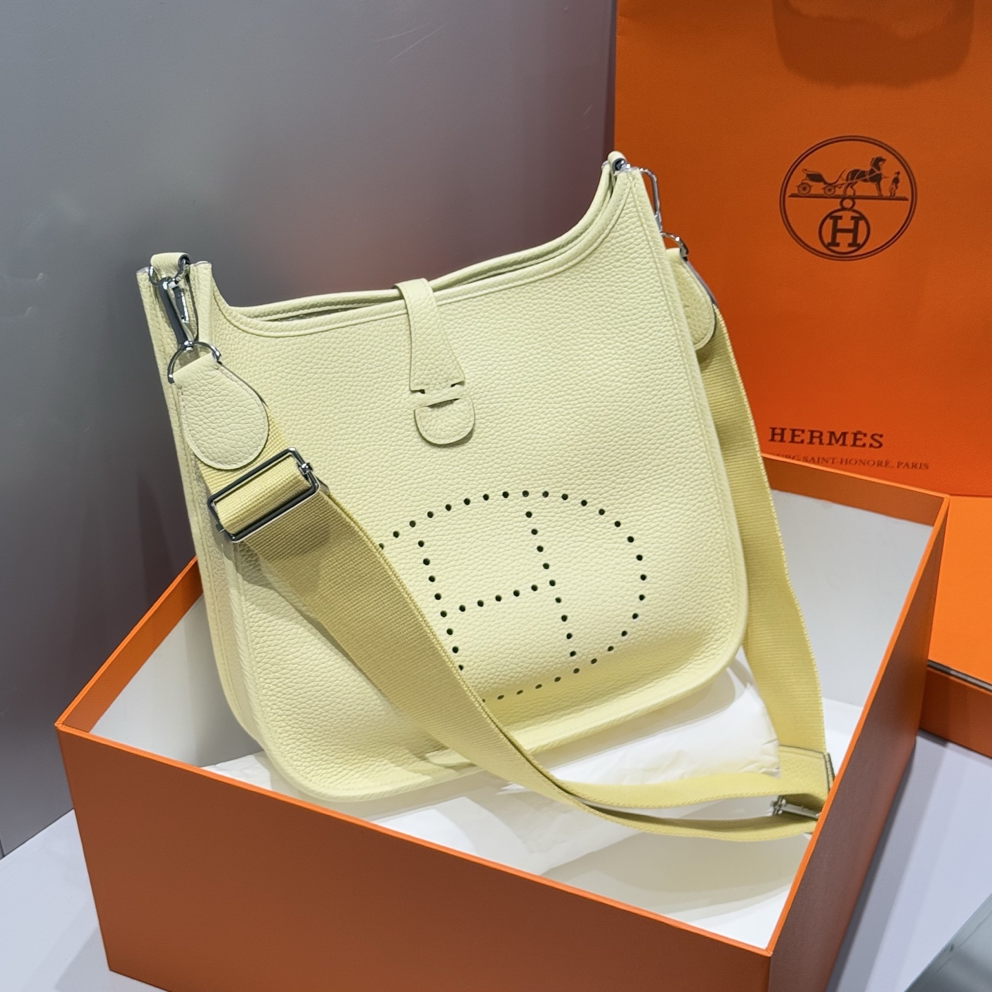 Hermès Evelyne 29 Milton Yellow TC Leather Crossbody Bag 1 i1753846130086 5652 0 0