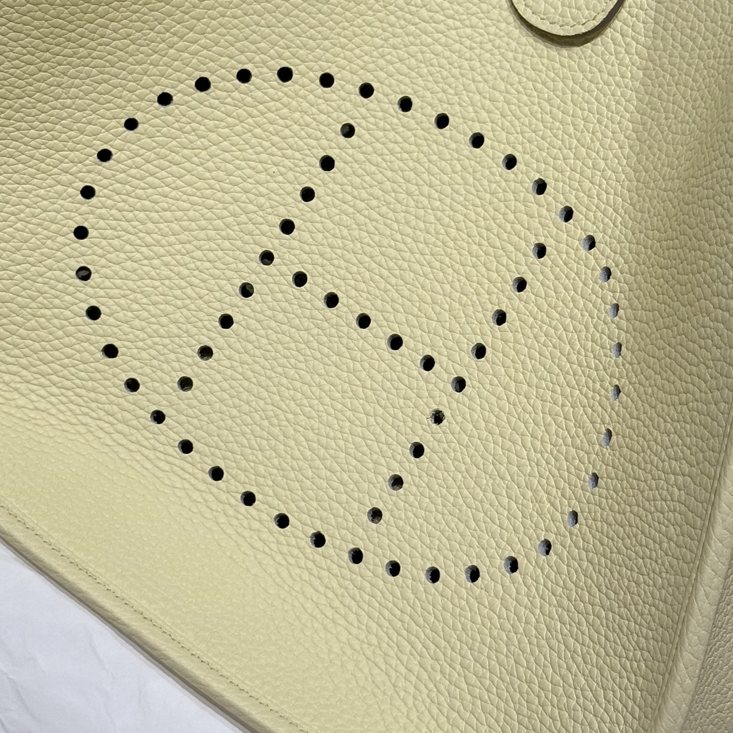 Hermès Evelyne 29 Milton Yellow TC Leather Crossbody Bag 5 i1753846130572 5807 0 4
