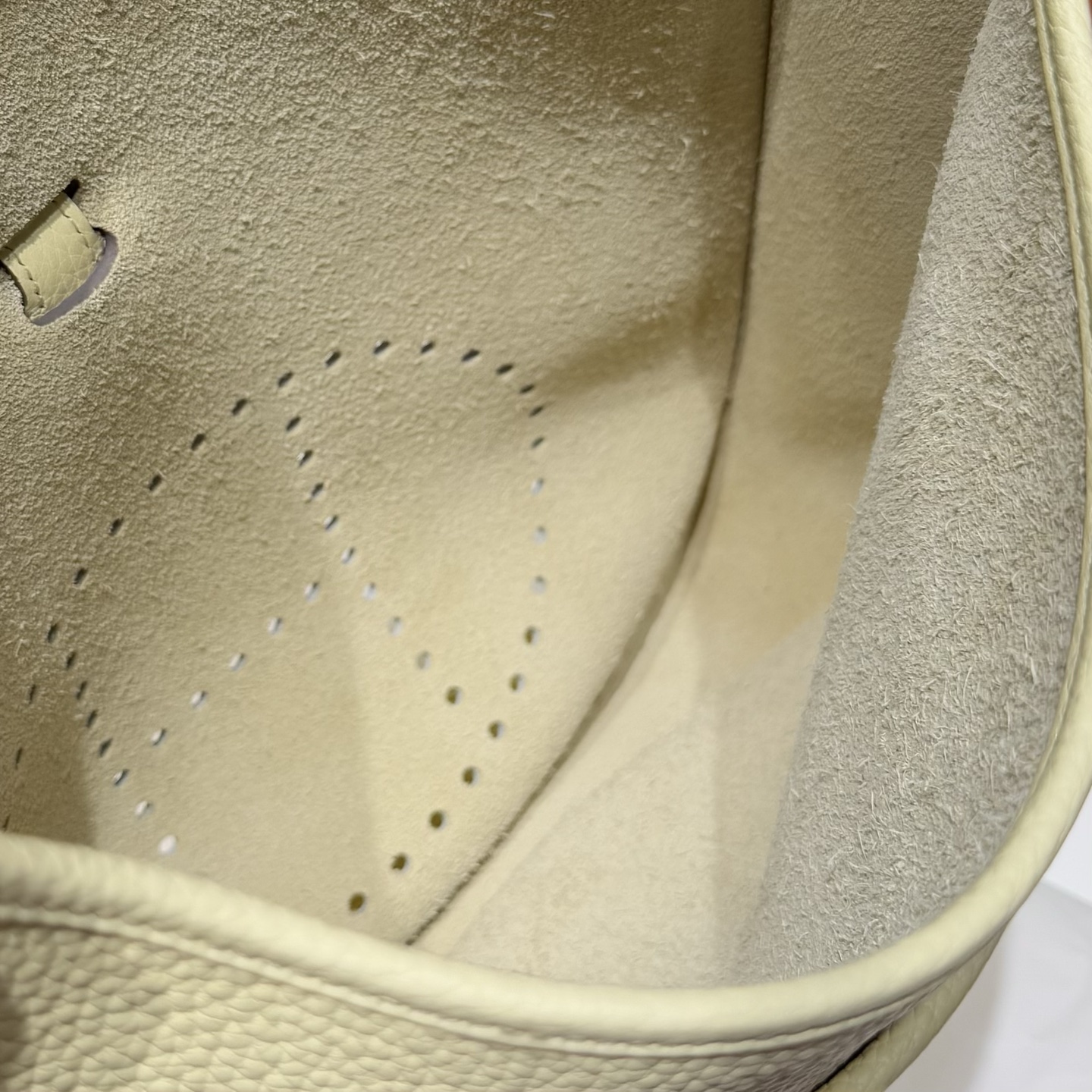Hermès Evelyne 29 Milton Yellow TC Leather Crossbody Bag 7 i1753846130615 8114 0 6