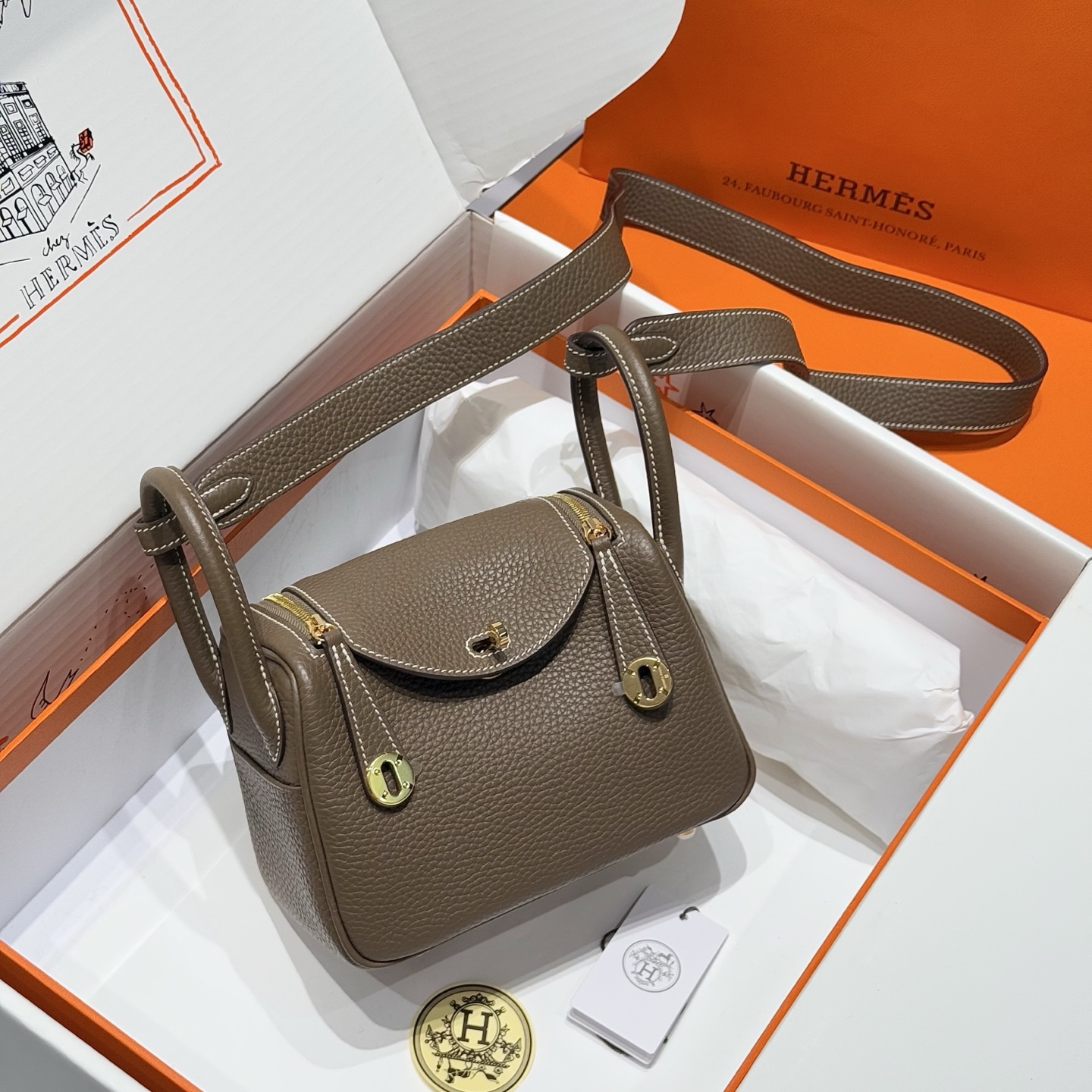 NO:754099,19860909大象灰｜金扣 C皮 蜜蜡线手工缝制 Lindy保留了琳迪包所有细节的完整设计,侧口袋、金属扣、拉链等全部都是经典的设计迷你可单肩可斜挎 这只小可爱暴击了多少人的少女心 - -爱马仕 19尺寸,爱马仕,hermes,Hermes,,Bag