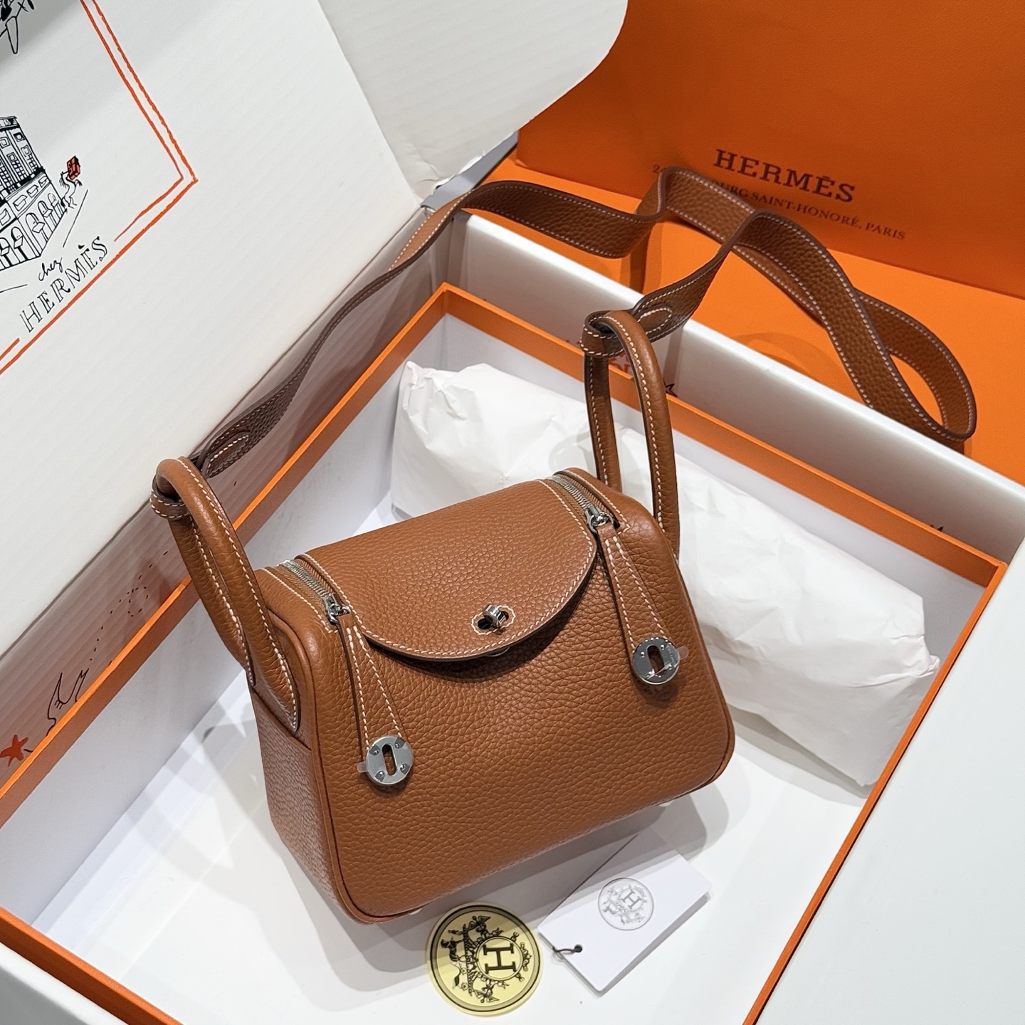 NO:754102,Golden brown｜Silver buckle C leather hand-stitched with beeswax thread Lindy retains the complete design of all the details of the Lindy bag. The side pockets, metal buckles, zippers, etc. are all classic designs. The mini can be worn on one shoulder or crossbody. This little cutie has hit the hearts of many girls - Hermes 19 size, Hermes, hermes, Hermes,19860909金棕色｜银扣 C皮 蜜蜡线手工缝制 Lindy保留了琳迪包所有细节的完整设计,侧口袋、金属扣、拉链等全部都是经典的设计迷你可单肩可斜挎 这只小可爱暴击了多少人的少女心 - -爱马仕 19尺寸,爱马仕,hermes,Hermes,,Bag