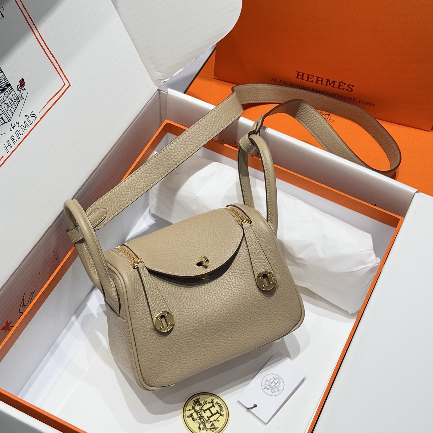 NO:754101,Windbreaker gray｜Gold buckle C leather hand-sewn with beeswax thread Lindy retains the complete design of all the details of the Lindy bag. The side pockets, metal buckles, zippers, etc. are all classic designs. The mini can be worn on one shoulder or crossbody. This little cutie has hit the hearts of many girls - Hermes 19 size, Hermes, hermes, Hermes,19860909风衣灰｜金扣 C皮 蜜蜡线手工缝制 Lindy保留了琳迪包所有细节的完整设计,侧口袋、金属扣、拉链等全部都是经典的设计迷你可单肩可斜挎 这只小可爱暴击了多少人的少女心 - -爱马仕 19尺寸,爱马仕,hermes,Hermes,,Bag