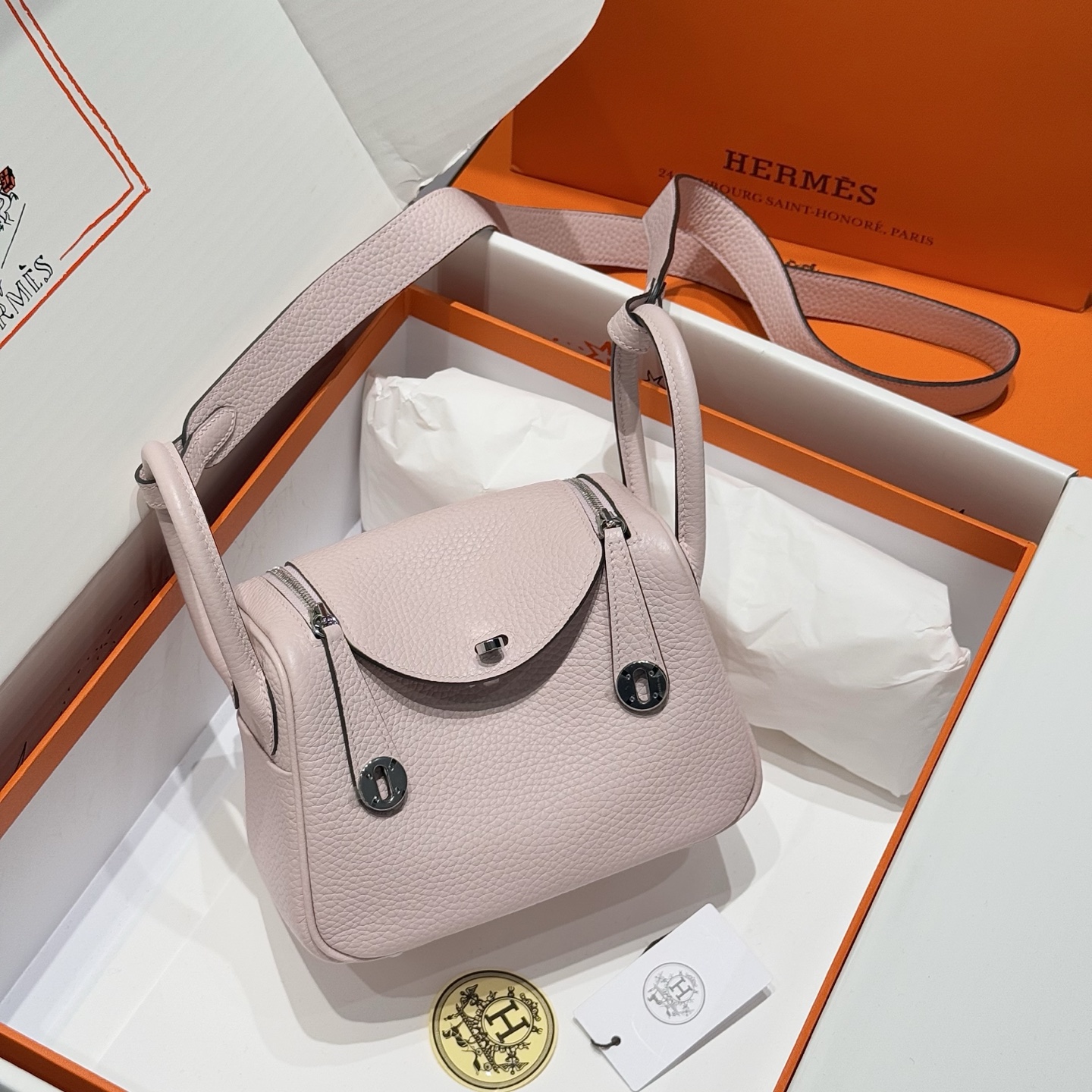 NO:754111,Dream Purple｜Silver buckle C leather hand-stitched with beeswax thread Lindy retains the complete design of all the details of the Lindy bag. The side pockets, metal buckles, zippers, etc. are all classic designs. The mini can be worn on one shoulder or crossbody. This little cutie has hit the hearts of many girls - Hermes 19 size, Hermes, hermes, Hermes,19860909梦幻紫｜银扣 C皮 蜜蜡线手工缝制 Lindy保留了琳迪包所有细节的完整设计,侧口袋、金属扣、拉链等全部都是经典的设计迷你可单肩可斜挎 这只小可爱暴击了多少人的少女心 - -爱马仕 19尺寸,爱马仕,hermes,Hermes,,Bag