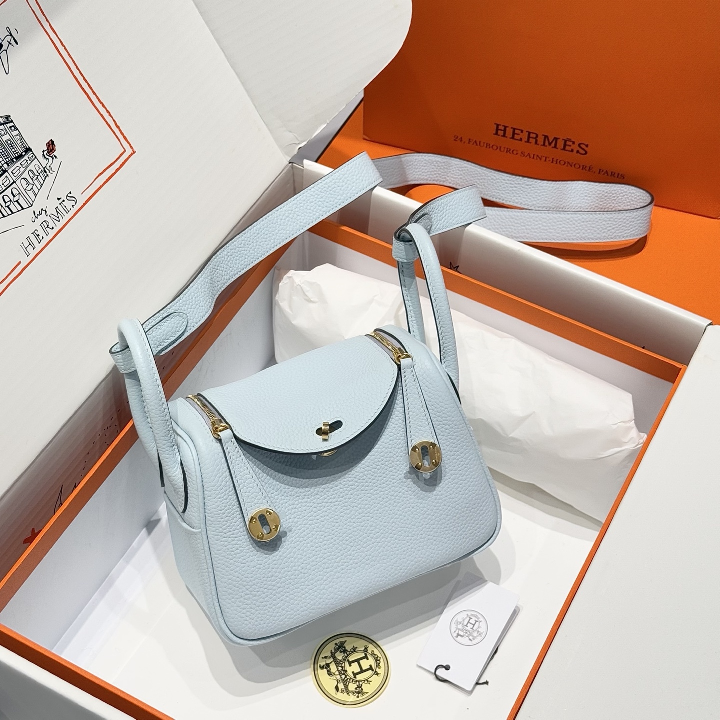 NO:754115,Holy Grail Blue｜Gold buckle C leather hand-sewn with beeswax thread Lindy retains the complete design of all the details of the Lindy bag. Side pockets, metal buckles, zippers, etc. are all classic designs. Mini can be worn on one shoulder or crossbody. This little cutie has hit the hearts of many girls - Hermes 19 size, Hermes, hermes, Hermes,19860909圣杯蓝｜金扣 C皮 蜜蜡线手工缝制 Lindy保留了琳迪包所有细节的完整设计,侧口袋、金属扣、拉链等全部都是经典的设计迷你可单肩可斜挎 这只小可爱暴击了多少人的少女心 - -爱马仕 19尺寸,爱马仕,hermes,Hermes,,Bag