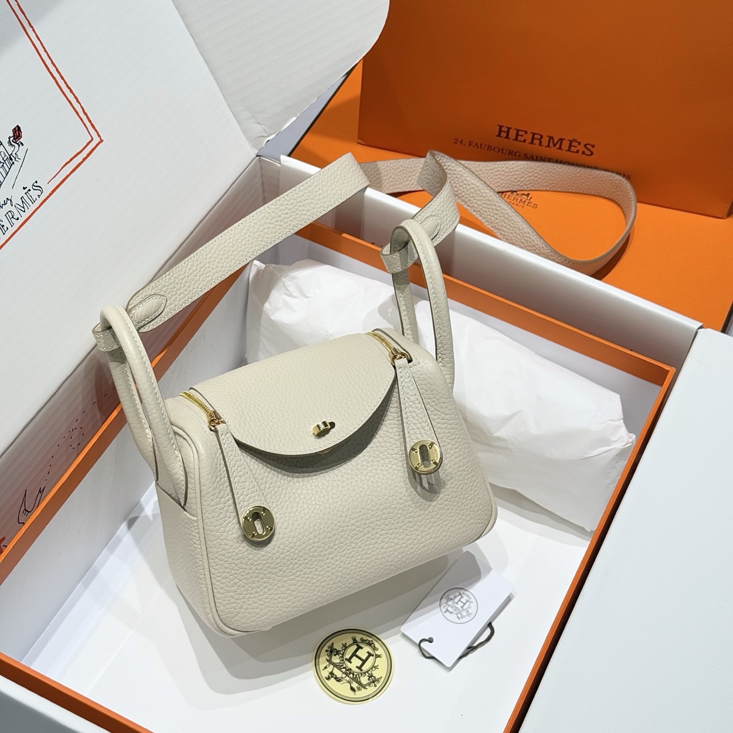 NO:754106,Milkshake white｜Gold buckle C leather hand-stitched with beeswax thread Lindy retains the complete design of all the details of the Lindy bag. The side pockets, metal buckles, zippers, etc. are all classic designs. The mini can be worn on one shoulder or crossbody. This little cutie has hit the hearts of many girls - - Hermes 19 size, Hermes, hermes, Hermes,19860909奶昔白｜金扣 C皮 蜜蜡线手工缝制 Lindy保留了琳迪包所有细节的完整设计,侧口袋、金属扣、拉链等全部都是经典的设计迷你可单肩可斜挎 这只小可爱暴击了多少人的少女心 - -爱马仕 19尺寸,爱马仕,hermes,Hermes,,Bag
