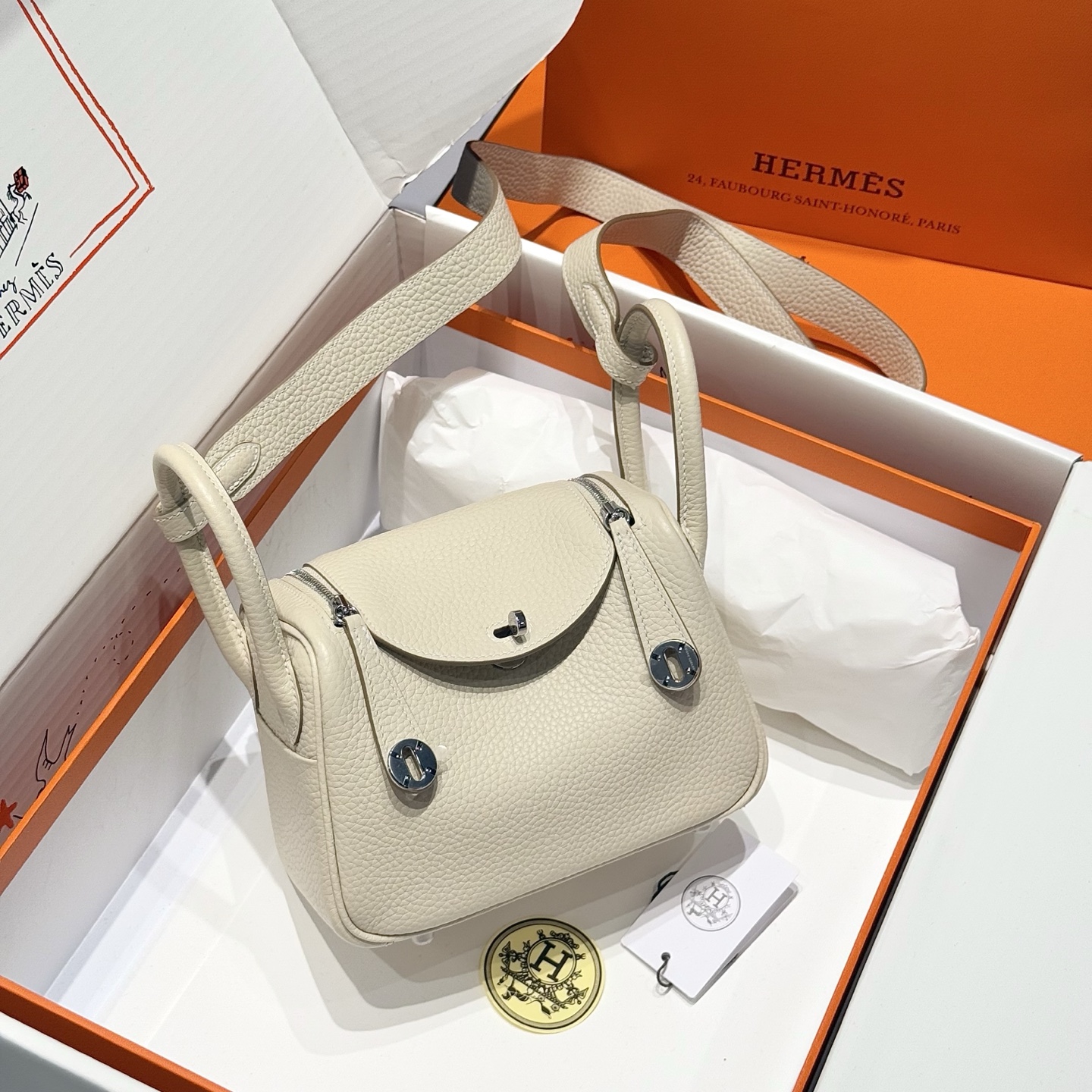 NO:754109,Milkshake White｜Silver buckle C leather hand-stitched with beeswax thread Lindy retains the complete design of all the details of the Lindy bag. The side pockets, metal buckles, zippers, etc. are all classic designs. The mini can be worn on one shoulder or crossbody. This little cutie has hit the hearts of many girls - Hermes 19 size, Hermes, hermes, Hermes,19860909奶昔白｜银扣 C皮 蜜蜡线手工缝制 Lindy保留了琳迪包所有细节的完整设计,侧口袋、金属扣、拉链等全部都是经典的设计迷你可单肩可斜挎 这只小可爱暴击了多少人的少女心 - -爱马仕 19尺寸,爱马仕,hermes,Hermes,,Bag