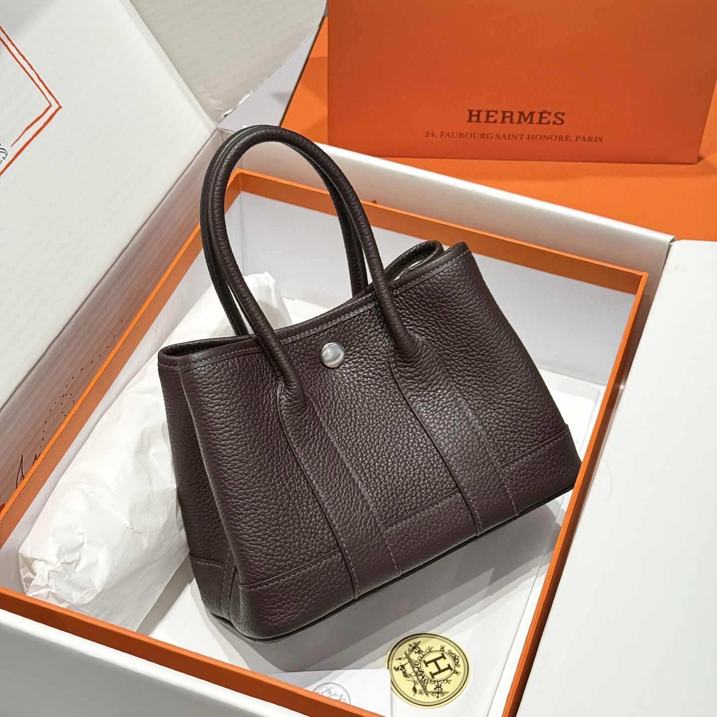 NO:700564,'Ebony' mini garden all-leather series. Handmade. The surface of the leather is a vertical grain texture with a strong concave and convex feeling. The overall style is structural, the texture is round and three-dimensional, and the visual recognition is high. The combination of simple garden and top-grade cowhide is really cost-effective. Size 23cm 14140010, Hermes, hermes, cowhide, Hermes,19860909「乌木色」 迷你花园全皮系列. .手工制作. 对版皮 表面为凹凸感强烈的竖向颗粒纹理,整体风格偏结构型,纹理圆润立体,视觉辨识度高. 简洁花园跟顶级牛皮的相结合性价比真没谁了~ 尺寸23cm 14140010,爱马仕,hermes,cowhide,Hermes,,Bag