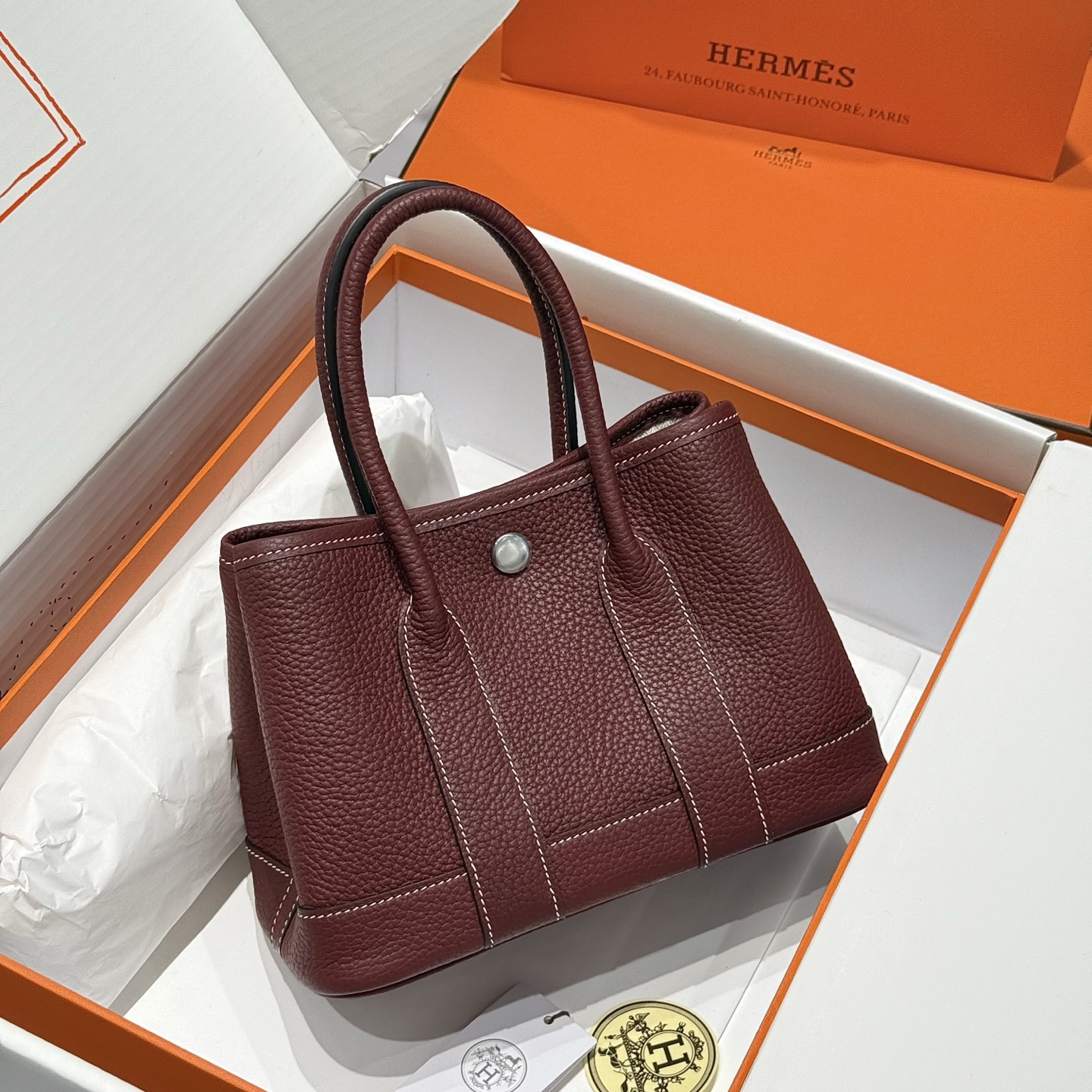 NO:700578,'Ruby Red' mini garden all-leather series. .Handmade. The leather surface has a vertical grain texture with a strong concave and convex feeling. The overall style is structural, the texture is round and three-dimensional, and the visual recognition is high. The combination of simple garden and top-grade cowhide is really cost-effective. Size 23cm 14140010, Hermes, hermes, cowhide, Hermes,19860909「宝石红」 迷你花园全皮系列. .手工制作. 对版皮 表面为凹凸感强烈的竖向颗粒纹理,整体风格偏结构型,纹理圆润立体,视觉辨识度高. 简洁花园跟顶级牛皮的相结合性价比真没谁了~ 尺寸23cm 14140010,爱马仕,hermes,cowhide,Hermes,,Bag