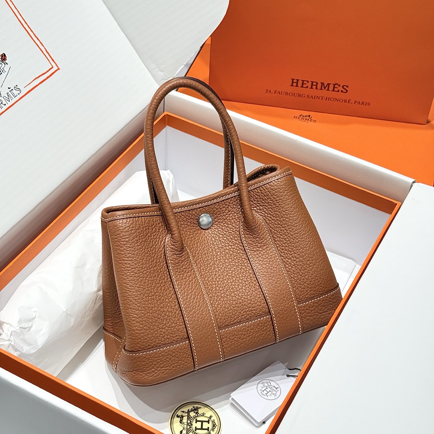 NO:700582,'Golden Brown' mini garden all-leather series. Handmade. The surface of the leather has a vertical grain texture with a strong concave and convex feeling. The overall style is structural, the texture is round and three-dimensional, and the visual recognition is high. The combination of simple garden and top-grade cowhide is really cost-effective. Size 23cm 14140010, Hermes, hermes, cowhide, Hermes,19860909「金棕色」 迷你花园全皮系列. .手工制作. 对版皮 表面为凹凸感强烈的竖向颗粒纹理,整体风格偏结构型,纹理圆润立体,视觉辨识度高. 简洁花园跟顶级牛皮的相结合性价比真没谁了~ 尺寸23cm 14140010,爱马仕,hermes,cowhide,Hermes,,Bag