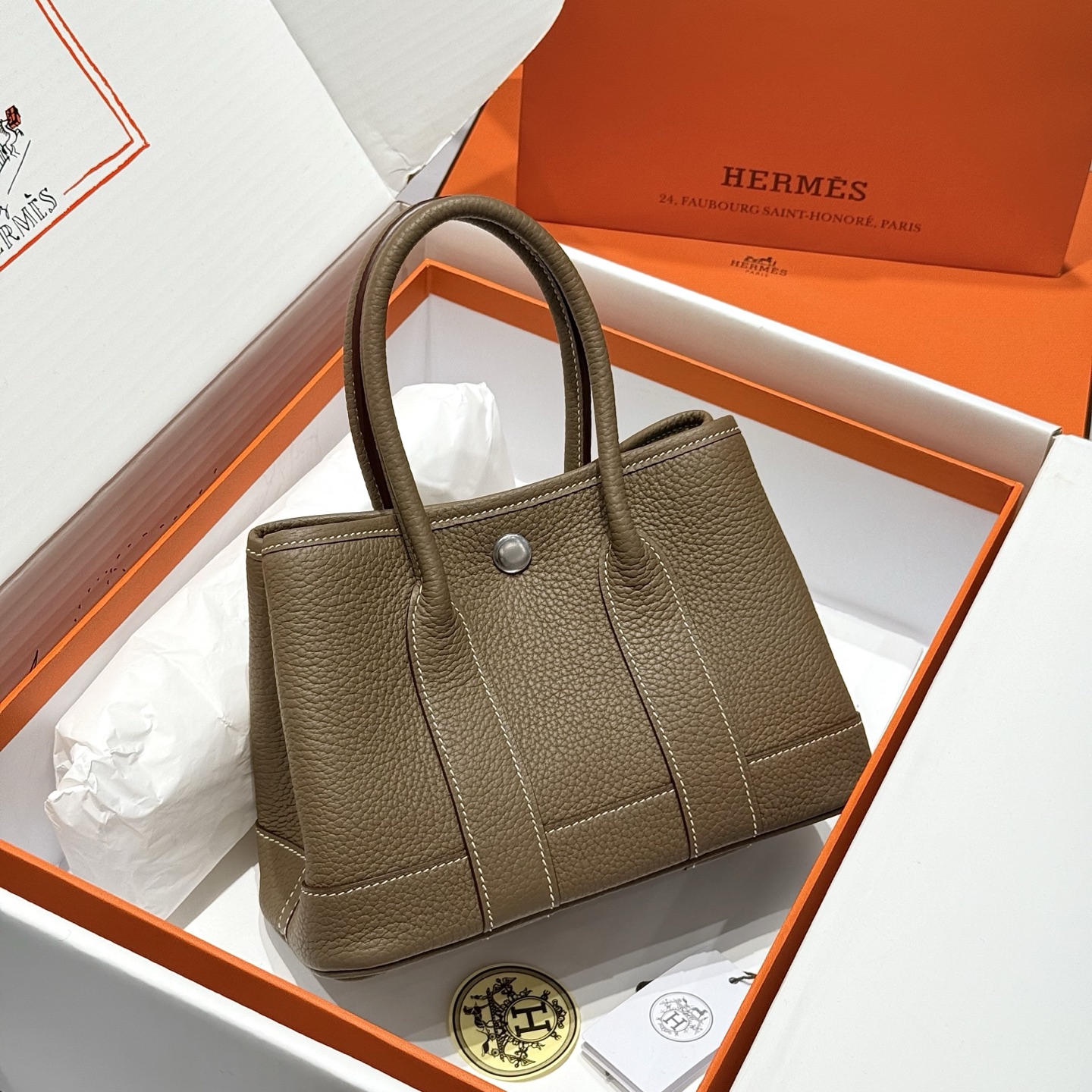 NO:700584,'Elephant Gray' mini garden all-leather series. Handmade. The surface of the leather is a vertical grain texture with a strong concave and convex feeling. The overall style is structural, the texture is round and three-dimensional, and the visual recognition is high. The combination of simple garden and top-grade cowhide is really cost-effective. Size 23cm 14140010, Hermes, hermes, cowhide, Hermes,19860909「大象灰」 迷你花园全皮系列. .手工制作. 对版皮 表面为凹凸感强烈的竖向颗粒纹理,整体风格偏结构型,纹理圆润立体,视觉辨识度高. 简洁花园跟顶级牛皮的相结合性价比真没谁了~ 尺寸23cm 14140010,爱马仕,hermes,cowhide,Hermes,,Bag