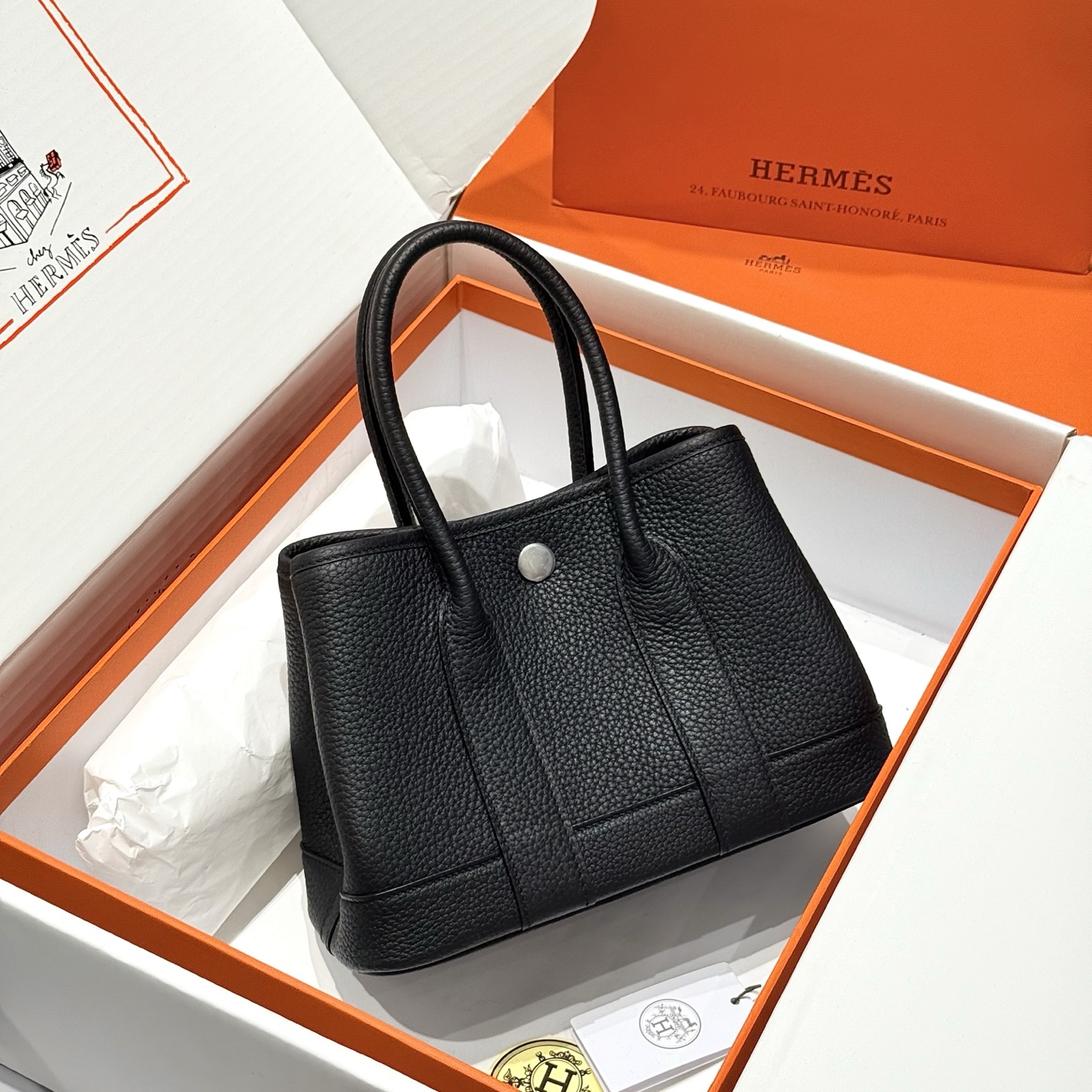 NO:700560,'Black' mini garden all-leather series. Handmade. The leather surface has a vertical grain texture with a strong concave and convex feel. The overall style is structural, the texture is round and three-dimensional, and the visual recognition is high. The combination of simple garden and top-grade cowhide is really cost-effective. Size 23cm 14140010, Hermes, hermes, cowhide, Hermes,19860909「黑色」 迷你花园全皮系列. .手工制作. 对版皮 表面为凹凸感强烈的竖向颗粒纹理,整体风格偏结构型,纹理圆润立体,视觉辨识度高. 简洁花园跟顶级牛皮的相结合性价比真没谁了~ 尺寸23cm 14140010,爱马仕,hermes,cowhide,Hermes,,Bag