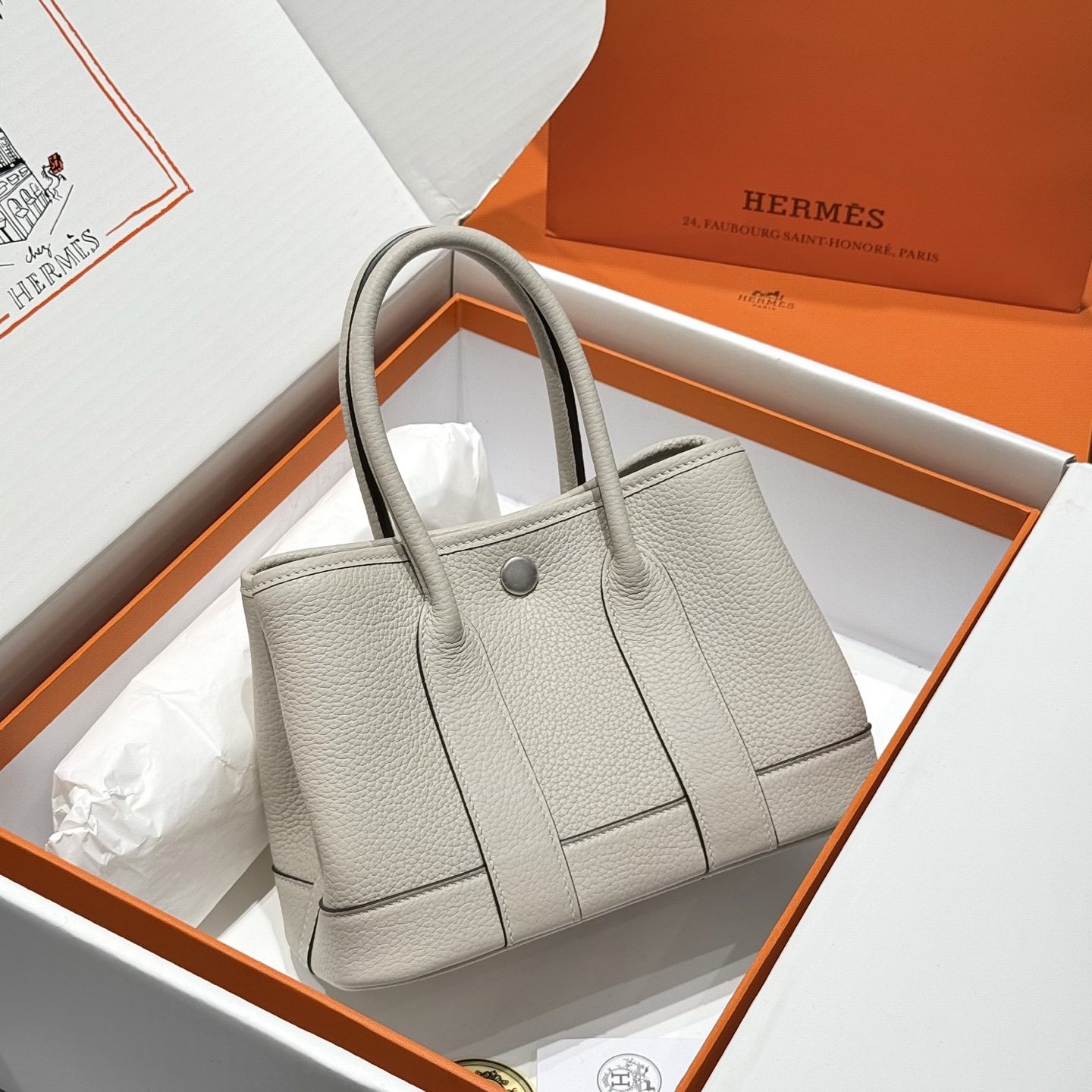 NO:700576,'Milkshake White' mini garden all-leather series. .Handmade. The countertop leather surface has a vertical grain texture with a strong concave and convex feel. The overall style is structural, the texture is round and three-dimensional, and the visual recognition is high. The combination of simple garden and top-grade cowhide is really cost-effective. Size 23cm 14140010, Hermes, hermes, cowhide, Hermes,19860909「奶昔白」 迷你花园全皮系列. .手工制作. 对版皮 表面为凹凸感强烈的竖向颗粒纹理,整体风格偏结构型,纹理圆润立体,视觉辨识度高. 简洁花园跟顶级牛皮的相结合性价比真没谁了~ 尺寸23cm 14140010,爱马仕,hermes,cowhide,Hermes,,Bag