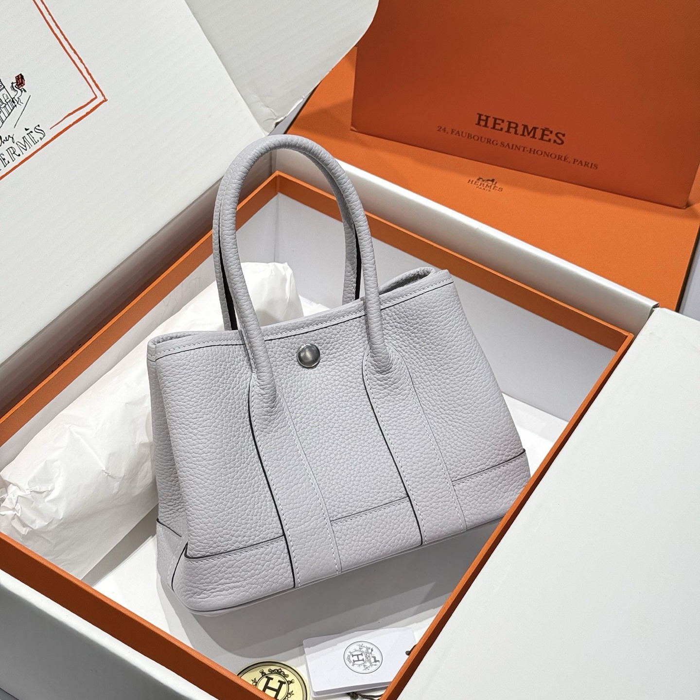 NO:700571,'Puppet Gray' mini garden all-leather series. Handmade. The leather surface has a vertical grain texture with a strong concave and convex feel. The overall style is structural, the texture is round and three-dimensional, and the visual recognition is high. The combination of simple garden and top-grade cowhide is really cost-effective. Size 23cm 14140010, Hermes, hermes, cowhide, Hermes,19860909「木偶灰」 迷你花园全皮系列. .手工制作. 对版皮 表面为凹凸感强烈的竖向颗粒纹理,整体风格偏结构型,纹理圆润立体,视觉辨识度高. 简洁花园跟顶级牛皮的相结合性价比真没谁了~ 尺寸23cm 14140010,爱马仕,hermes,cowhide,Hermes,,Bag