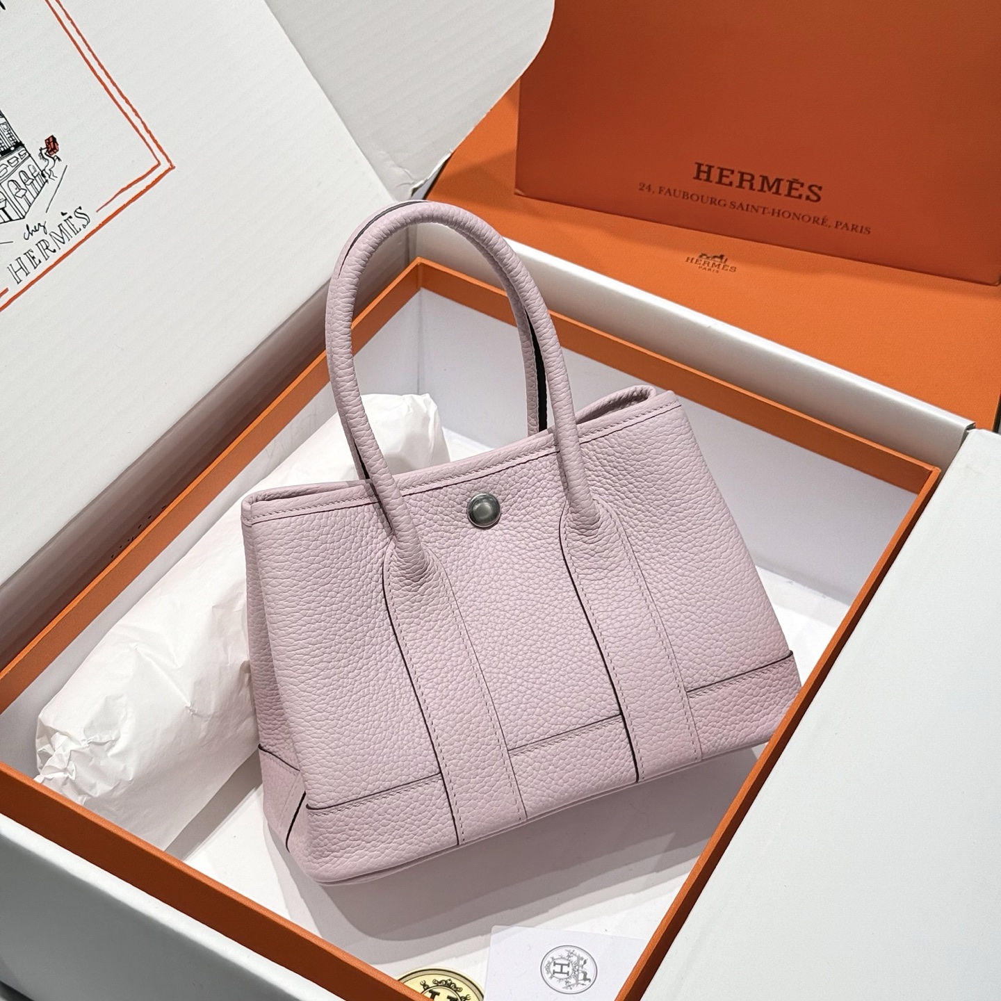 NO:700574,'Dream Purple' mini garden all-leather series. Handmade. The surface of the leather is a vertical grain texture with a strong concave and convex feeling. The overall style is structural, the texture is round and three-dimensional, and the visual recognition is high. The combination of simple garden and top-grade cowhide is really cost-effective. Size 23cm 14140010, Hermes, hermes, cowhide, Hermes,19860909「梦幻紫」 迷你花园全皮系列. .手工制作. 对版皮 表面为凹凸感强烈的竖向颗粒纹理,整体风格偏结构型,纹理圆润立体,视觉辨识度高. 简洁花园跟顶级牛皮的相结合性价比真没谁了~ 尺寸23cm 14140010,爱马仕,hermes,cowhide,Hermes,,Bag